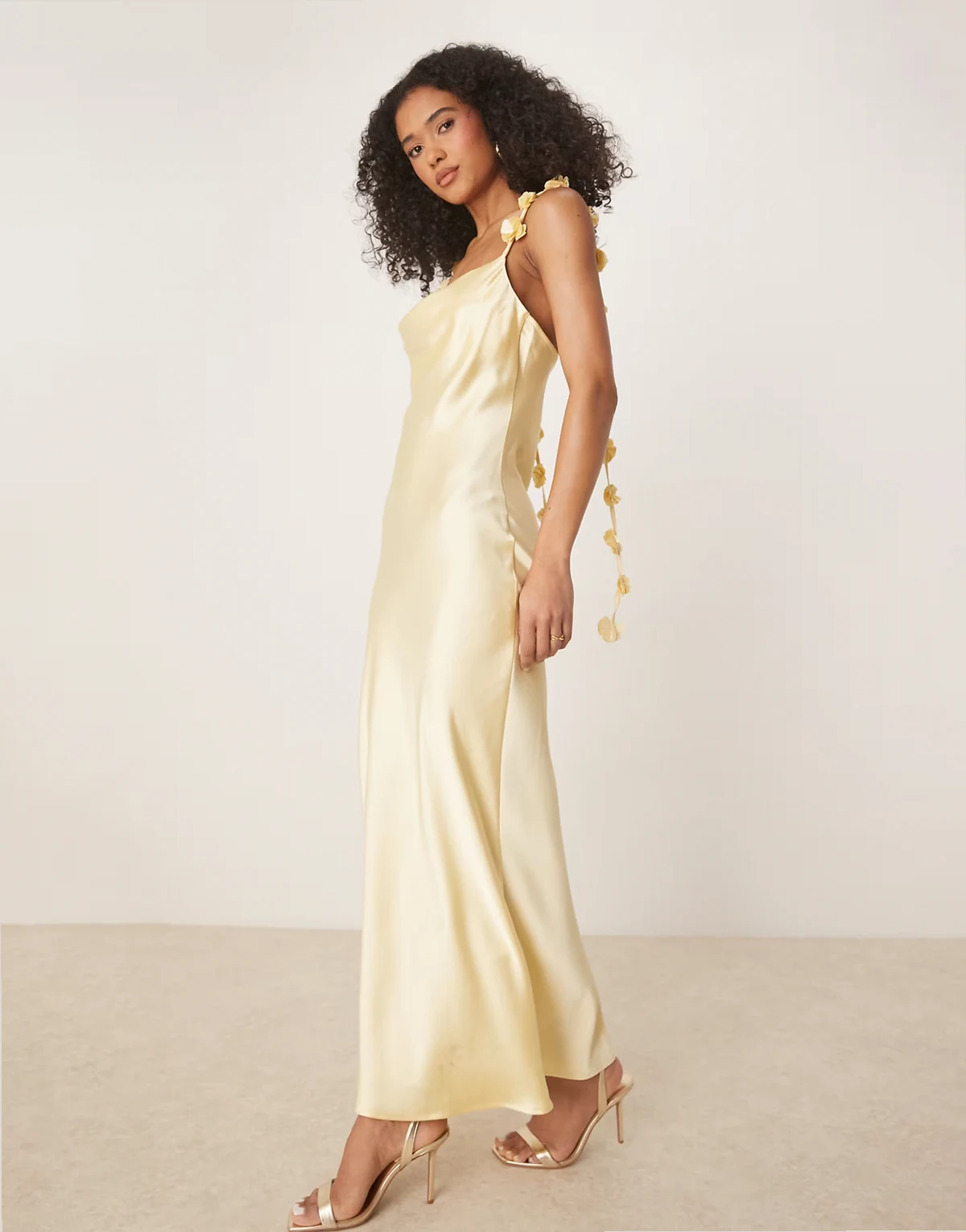– Kleid aus Satin in Zitronengelb mit 3D-Blumenapplikation und Wasserfallausschnitt