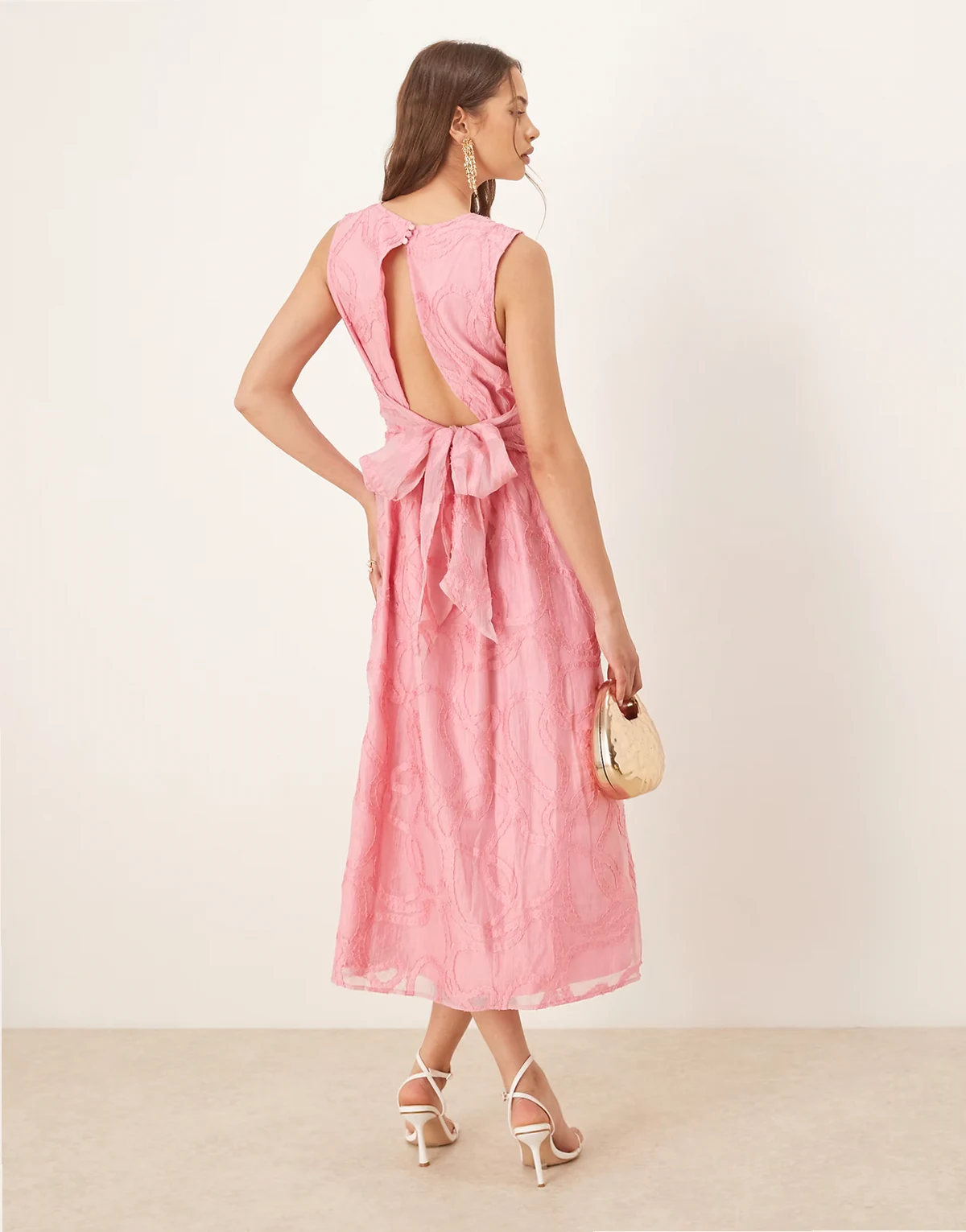 – Midikleid in Kaugummirosa mit Schleifendetail auf der Rückseite und Stickerei im Seil-Design
