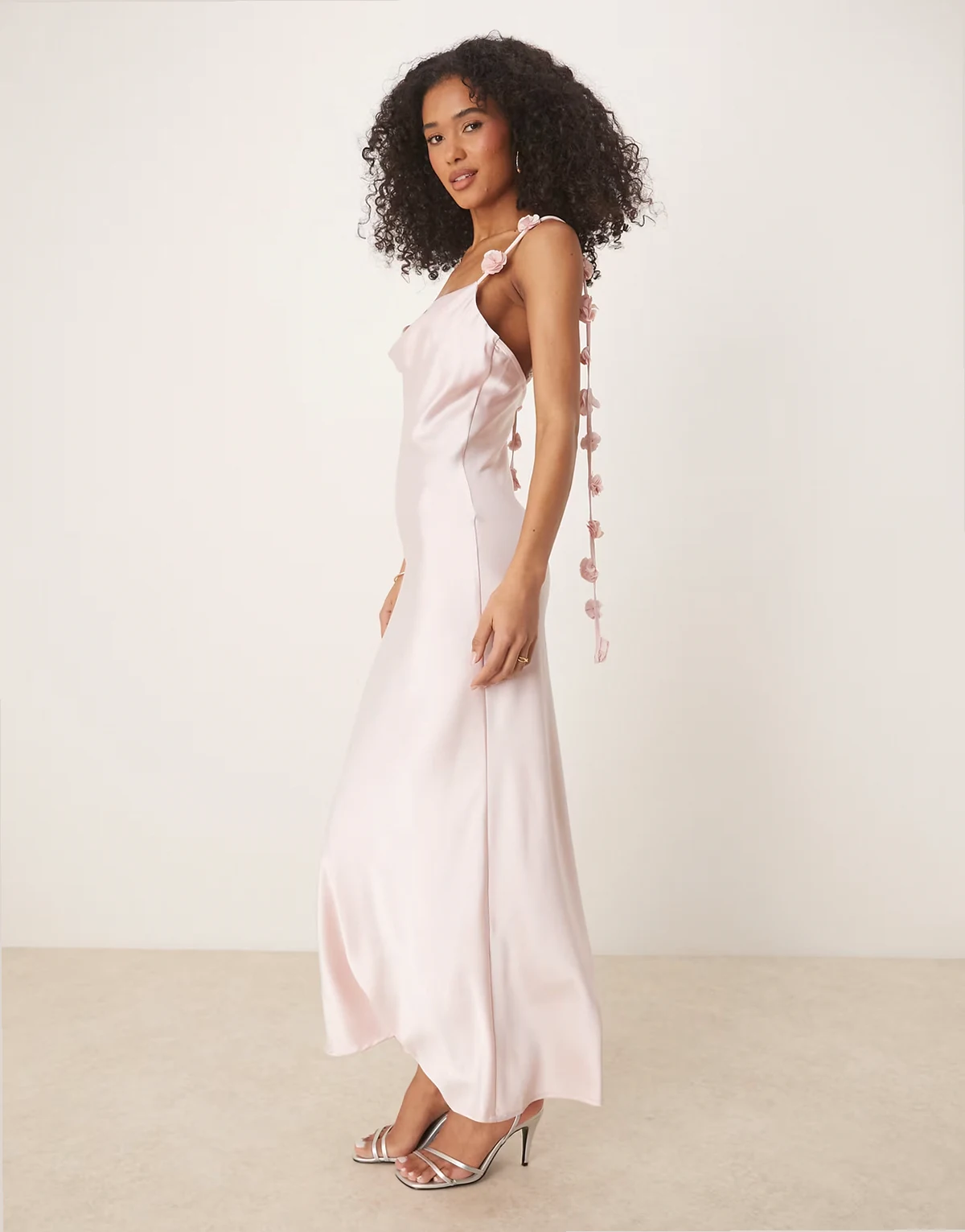 – Midikleid aus Satin in Hellrosa mit Wasserfallausschnitt und 3D-Blumenapplikation