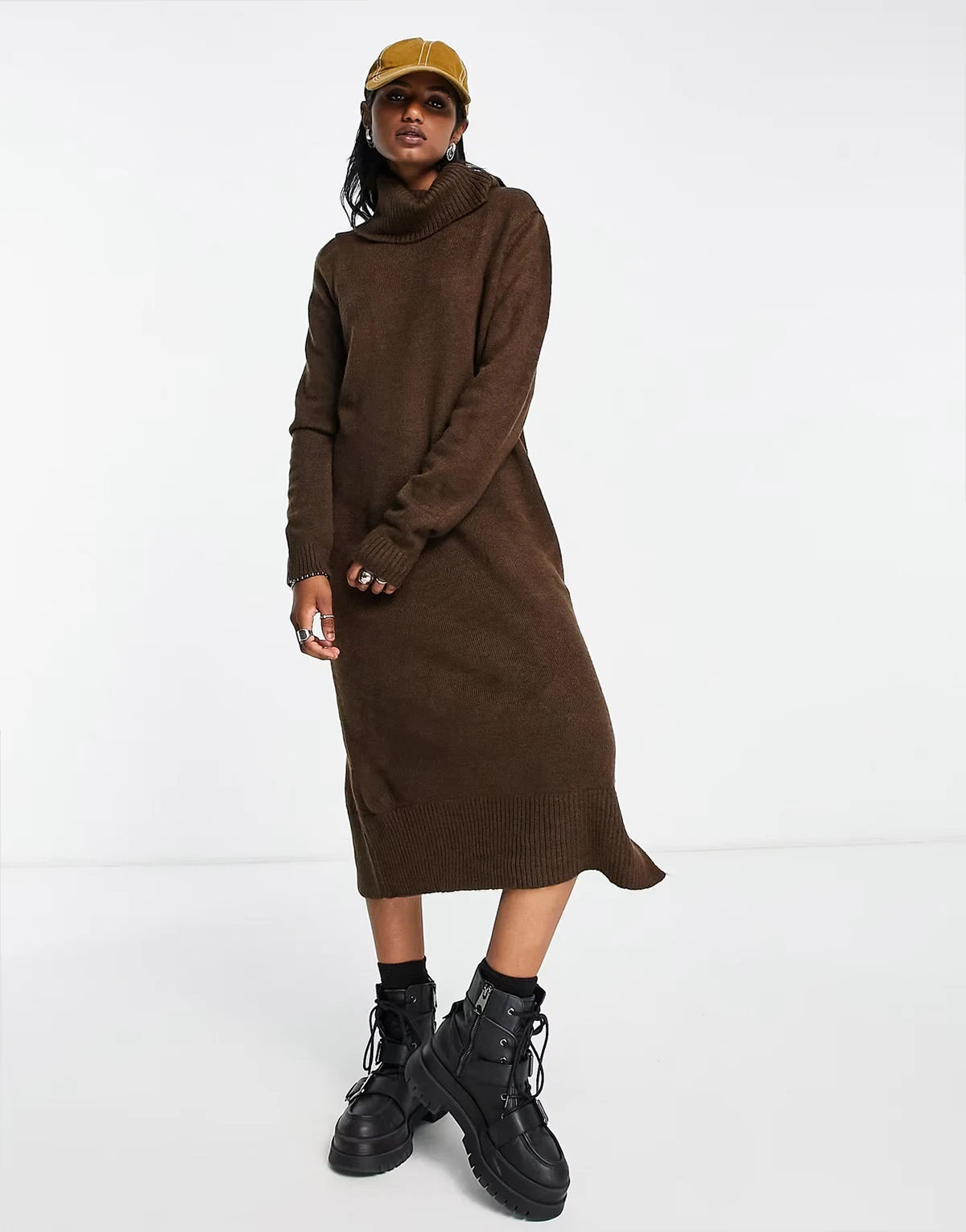 – Midi-Pulloverkleid in Schokoladenbraun mit Rollkragen
