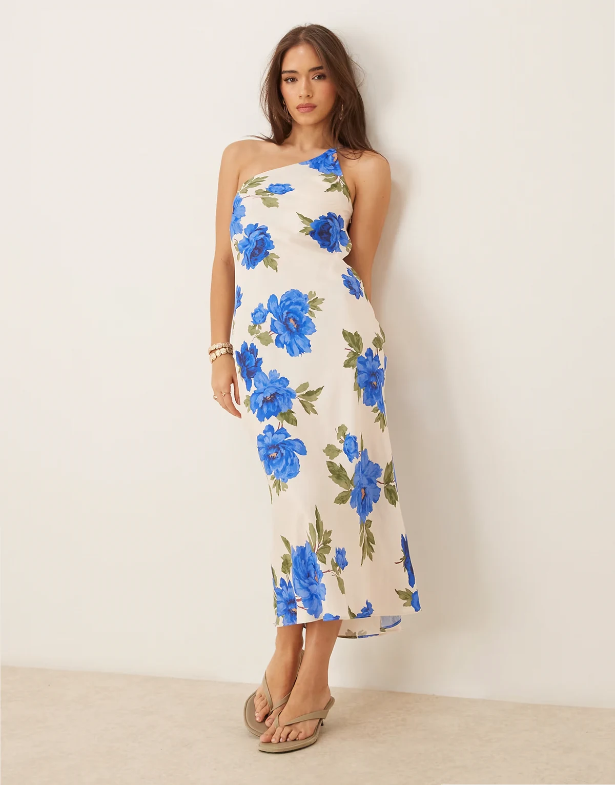 – Ellie – Midikleid aus Satin mit blauem Blumenmuster und One-Shoulder-Träger