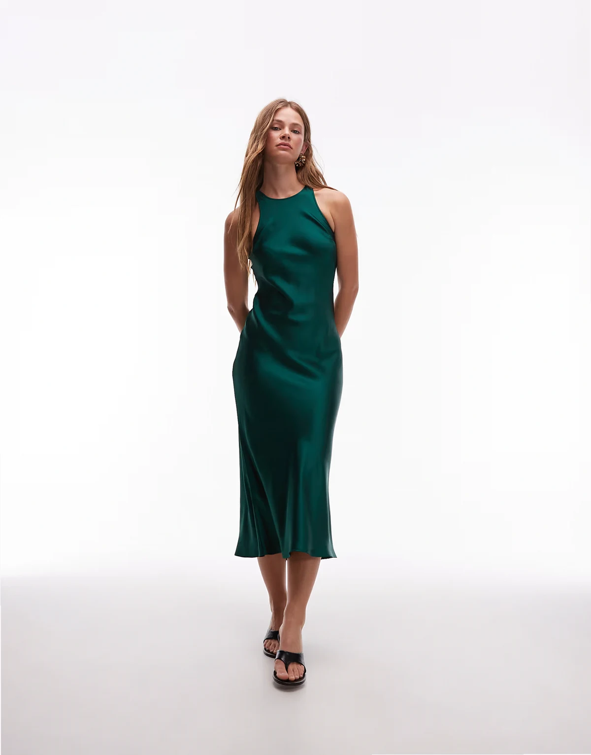 – Satin-Midikleid in Dunkelgrün mit Schrägschnitt