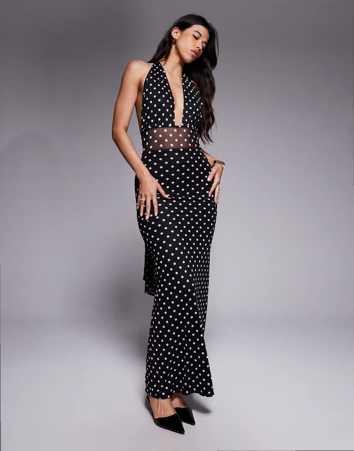 Exclusive – Czarna sukienka maxi w białe groszki z głębokim dekoltem typu halter i prześwitującą wstawką