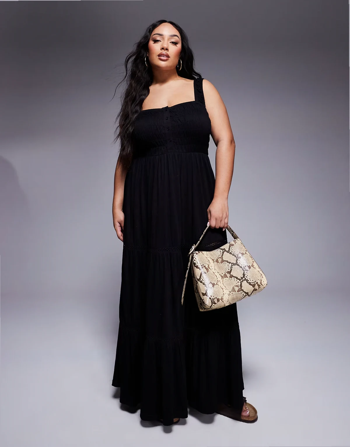 ASOS DESIGN Curve – Czarna warstwowa sukienka maxi z marszczonym kwadratowym dekoltem i koronkowymi wstawkami