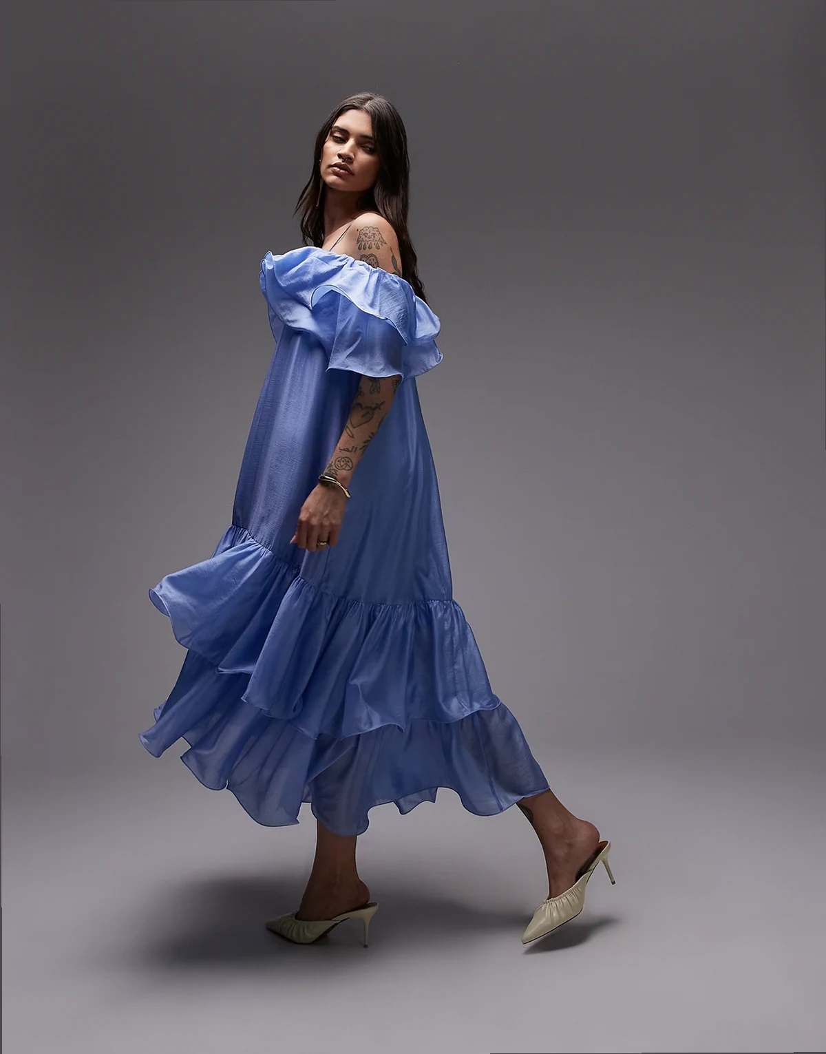 – Schulterfreies Midaxi-Kleid in Blau mit doppelreihigem Rüschenbesatz