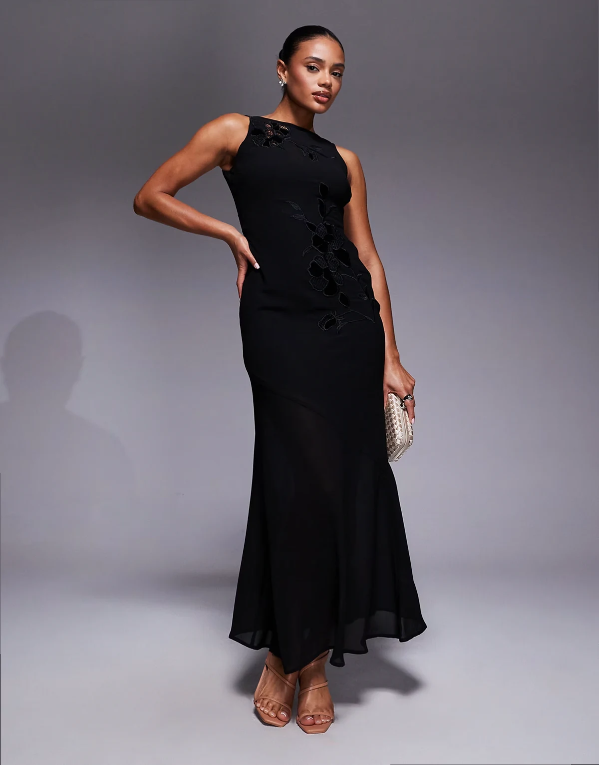 London – Hochgeschlossenes Maxikleid in Schwarz mit floralen, bestickten Cut-out-Details
