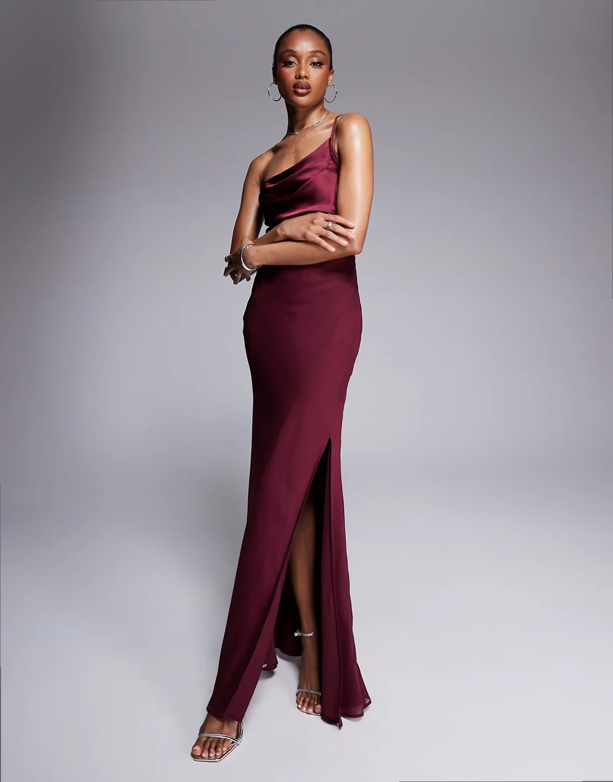 ASOS DESIGN Tall – Bordowa satynowo-szyfonowa sukienka drapowana maxi na jedno ramię