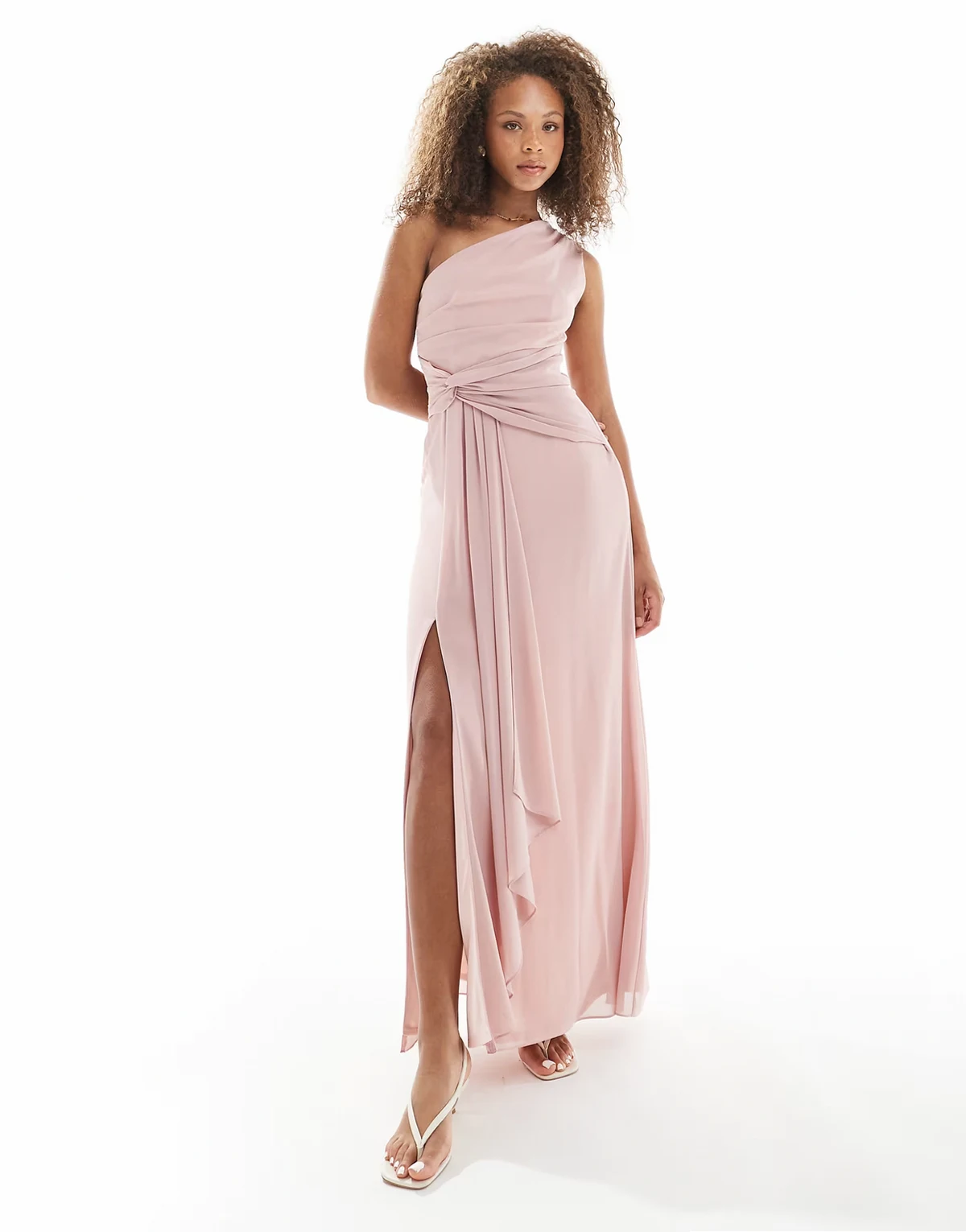 Bridesmaids – Różowa sukienka maxi na jedno ramię z drapowanym przodem