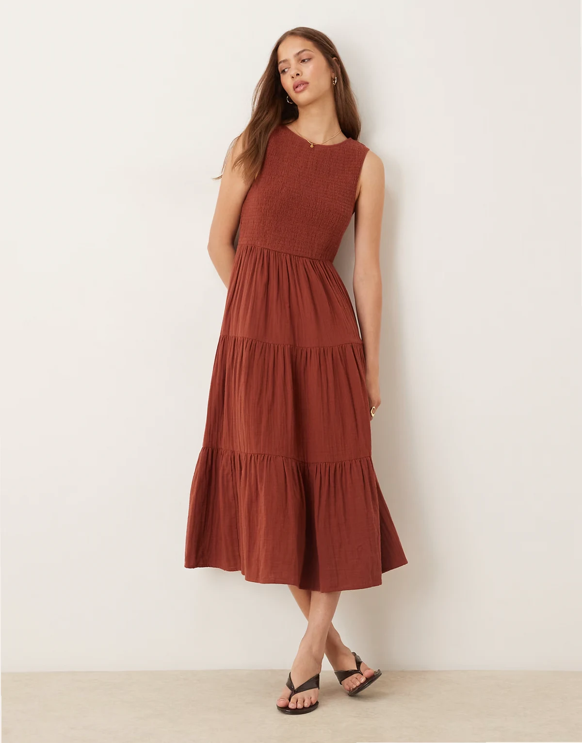 – Charlie – Ärmelloses, gestuftes Midikleid in Braun