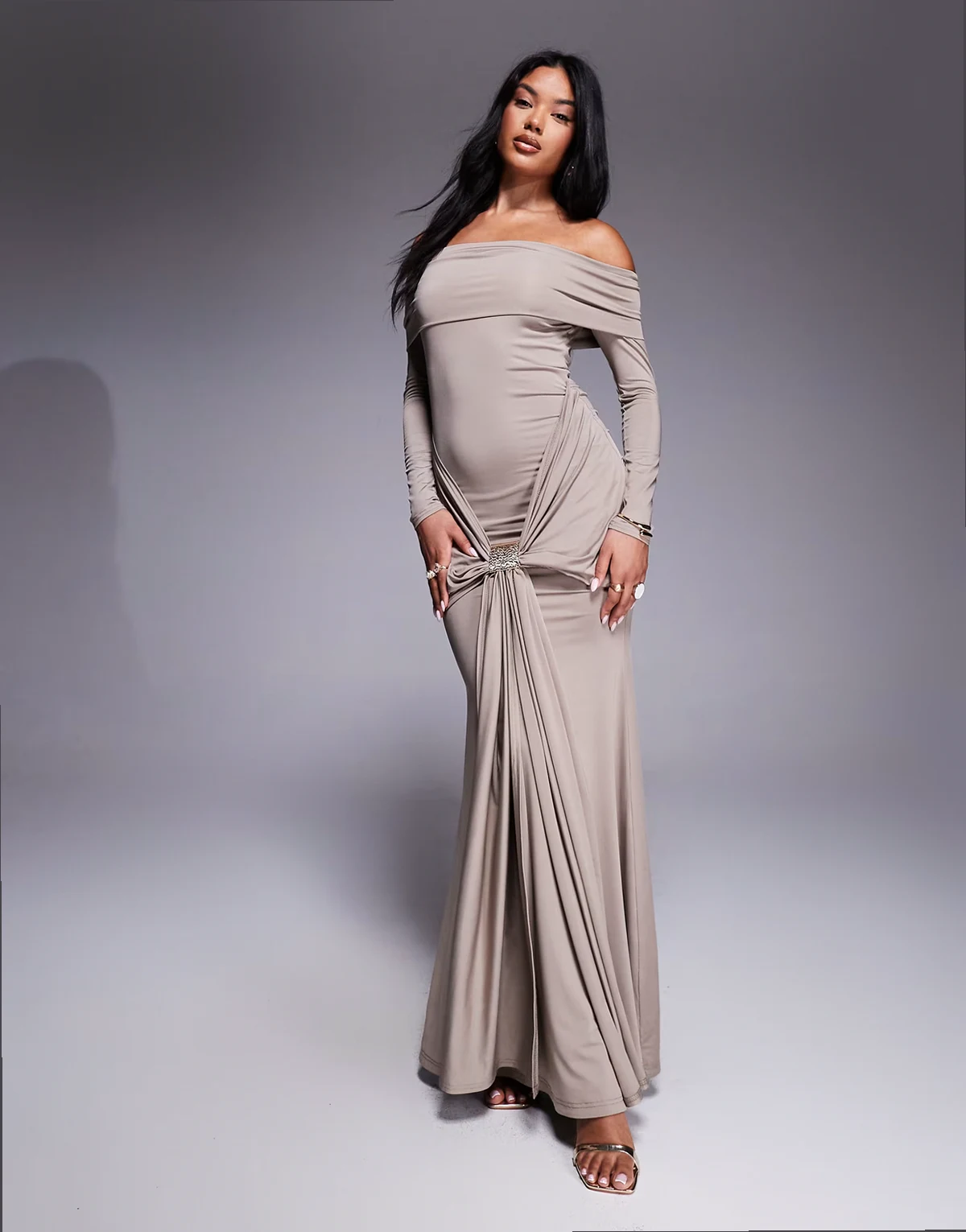 – Maxikleid in Sanftbraun mit tiefem Carmen-Ausschnitt, goldfarbenem Metalldetail und Drapierung vorne