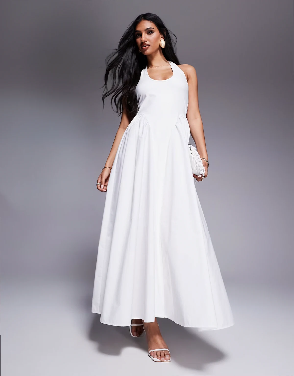 – Neckholder-Maxikleid in Weiß mit U-Ausschnitt und tiefer Taille