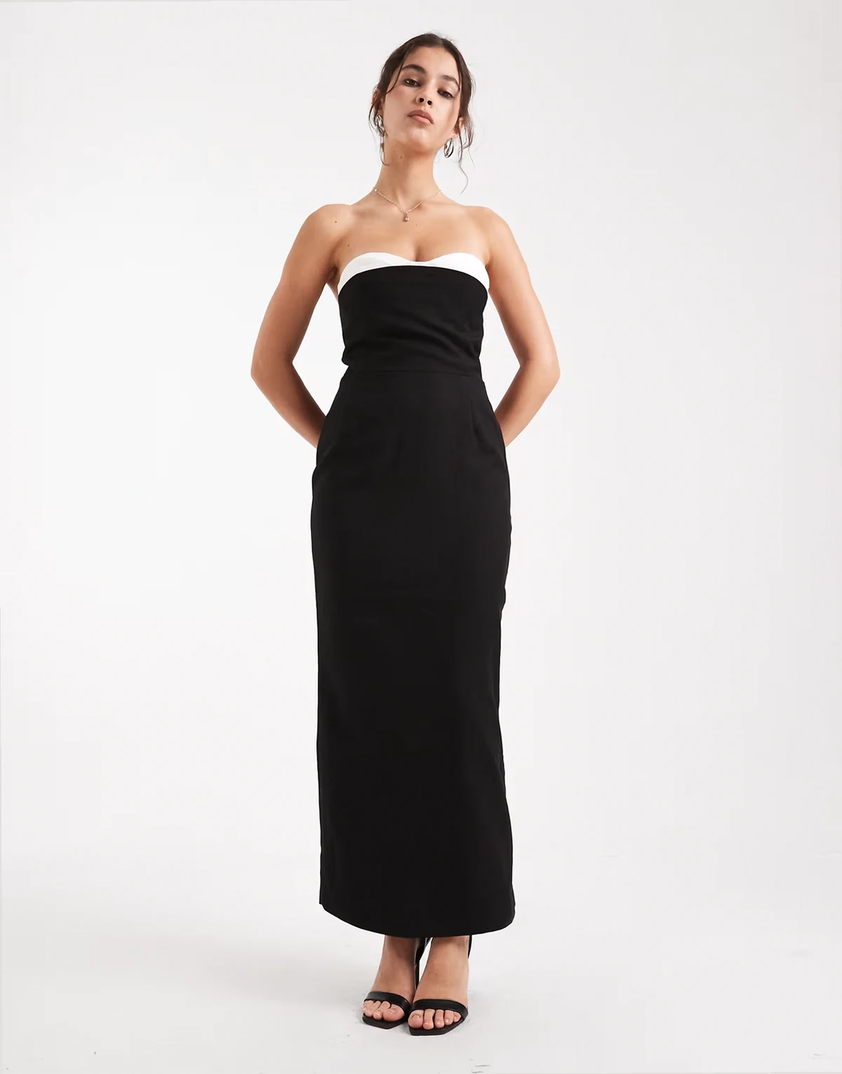 – Elegantes, trägerloses Maxikleid in Schwarz mit kontrastierendem Korsett-Körbchendetail