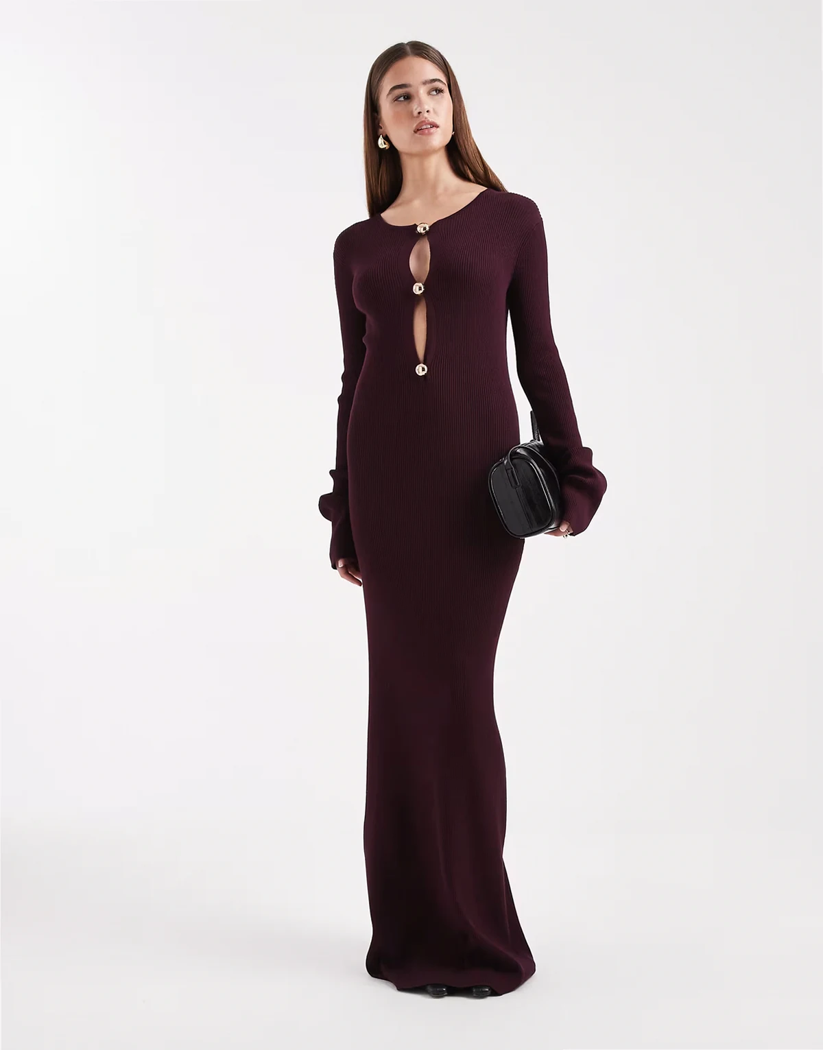 – Geripptes, langes Bodycon-Kleid in Pflaume mit goldfarbenen Details, Cut-outs und ausgestellten Ärmeln