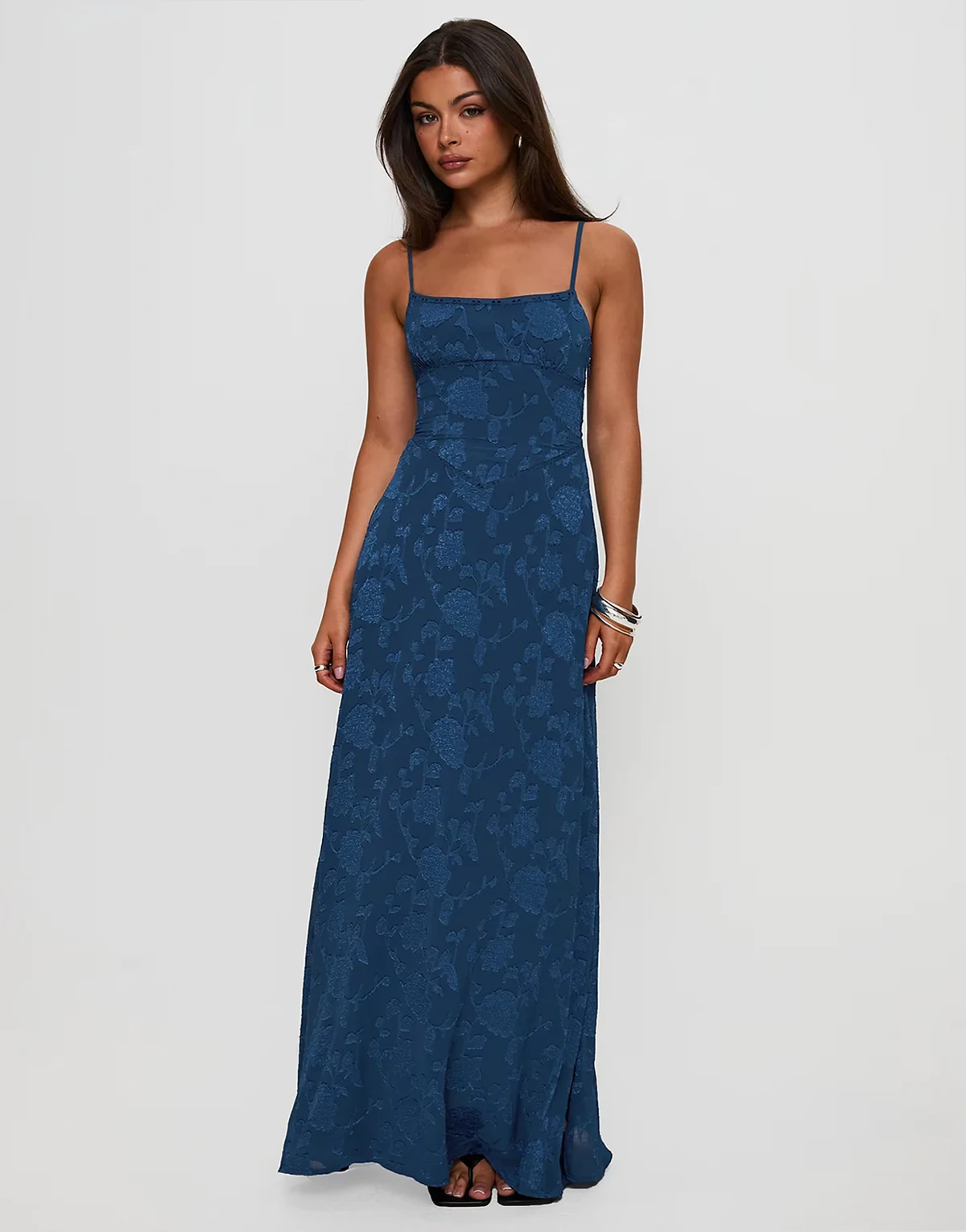 – South Of France – Maxikleid in Marineblau mit Ausbrenner-Blumenmuster, schmalen Trägern und Rückenschnürung