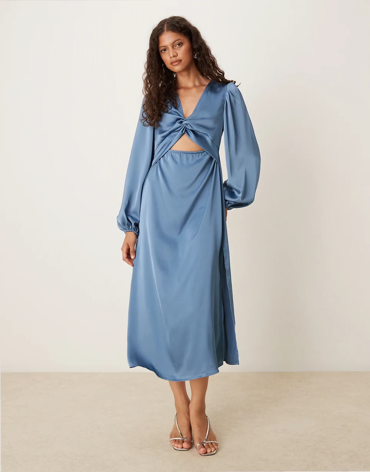 – Langärmliges Satin-Midikleid in Mittelblau mit verdrehter Vorderseite