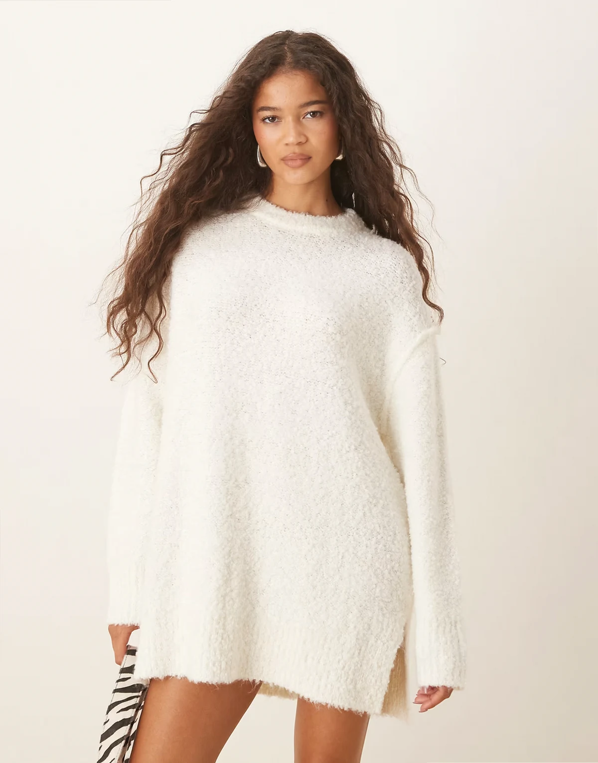 – Flauschiges Pullover-Minikleid in Weiß