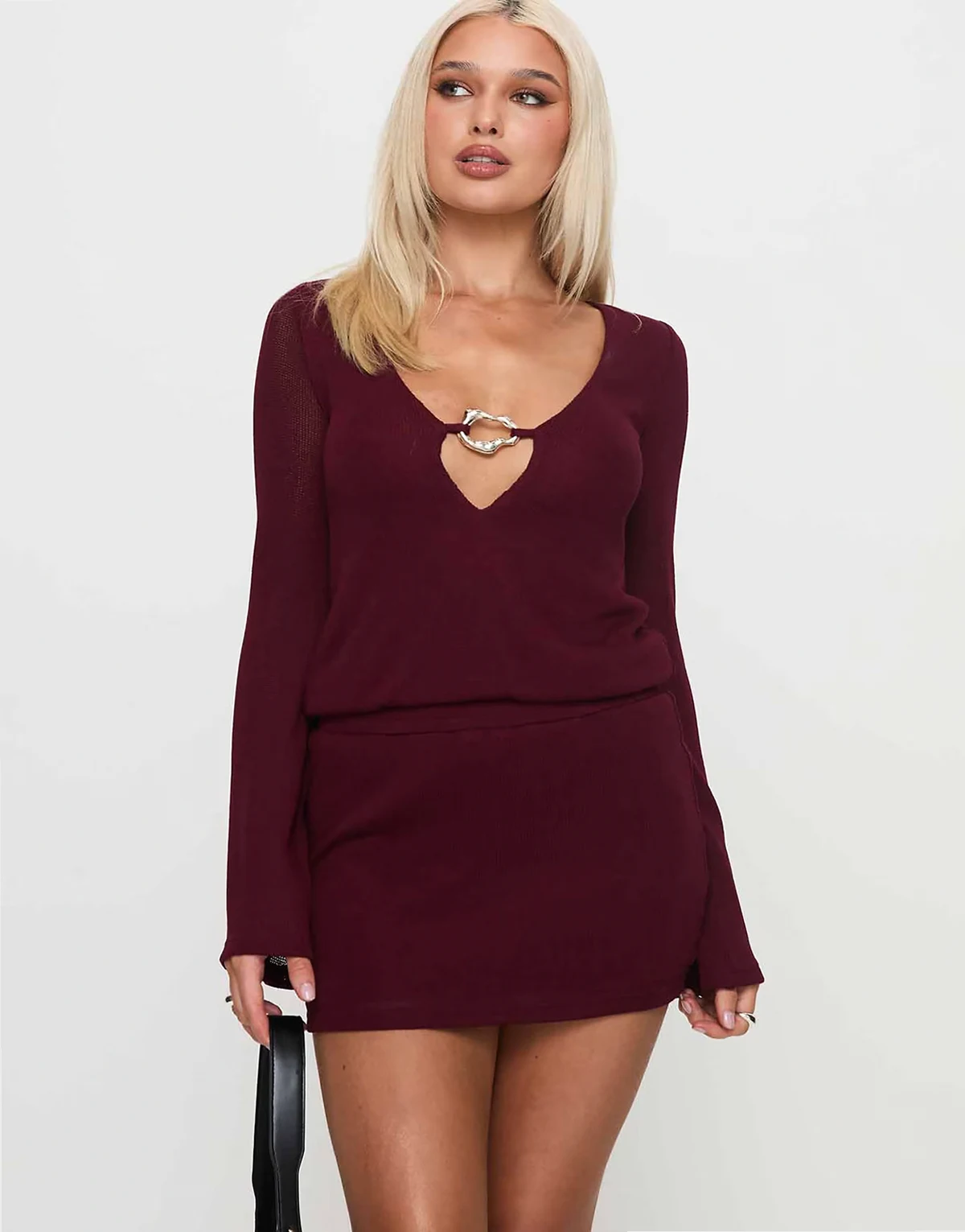 – Charming – Minikleid aus Rippstrick in Burgunderrot mit tiefem Ausschnitt und Metallbesatz