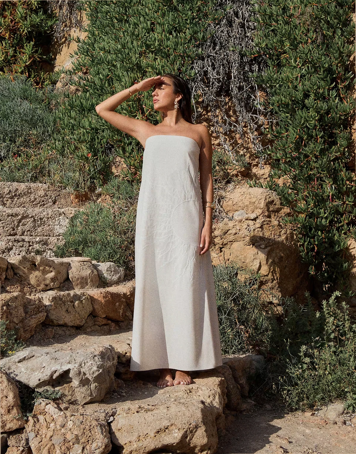 x Luana Barron – Trägerloses, trapezförmiges Maxikleid in Cremeweiß mit Leinenanteil und Sonnen-Stickerei