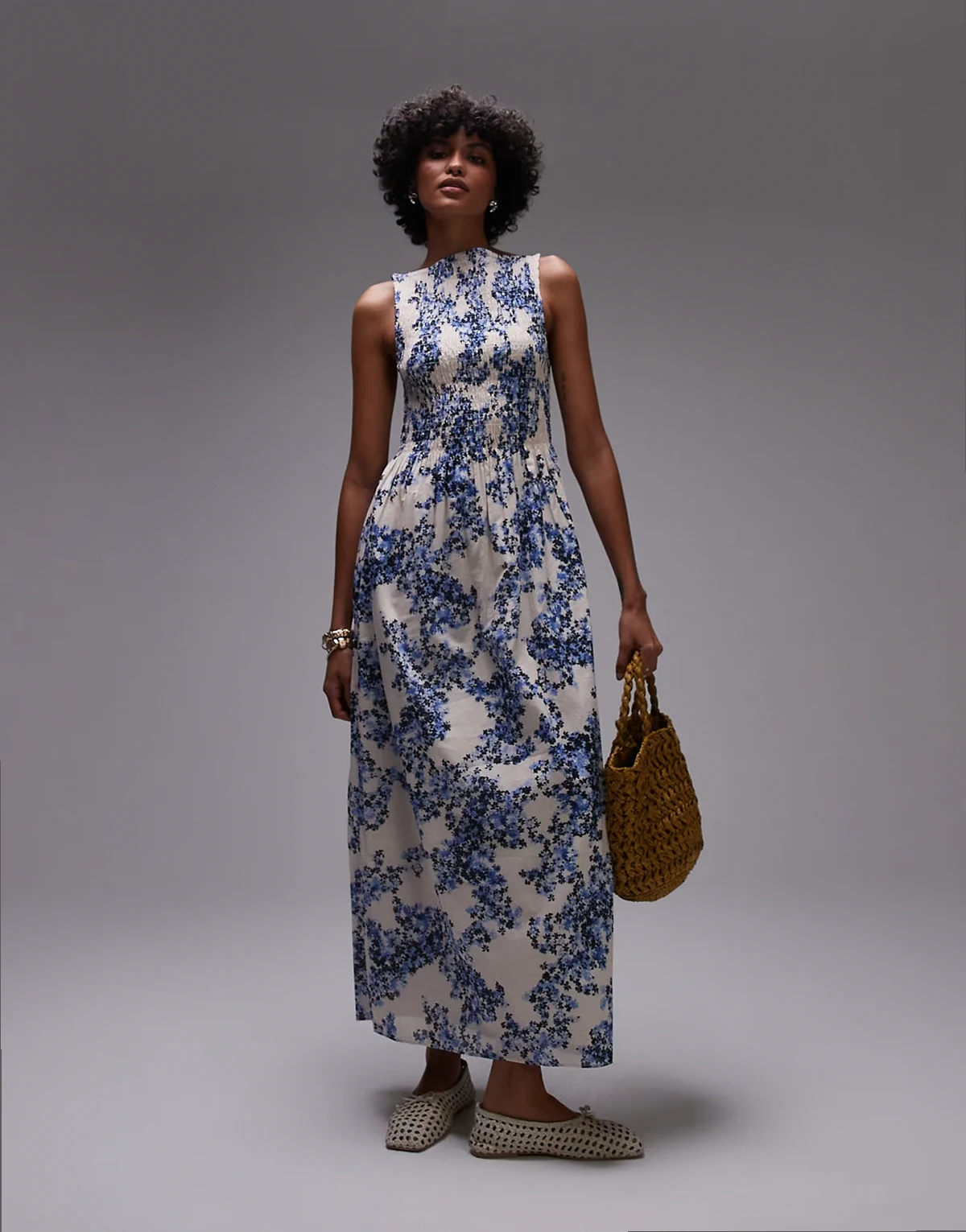 – Maxikleid mit blauem Blumenprint, U-Boot-Ausschnitt und gesmoktem Oberteil