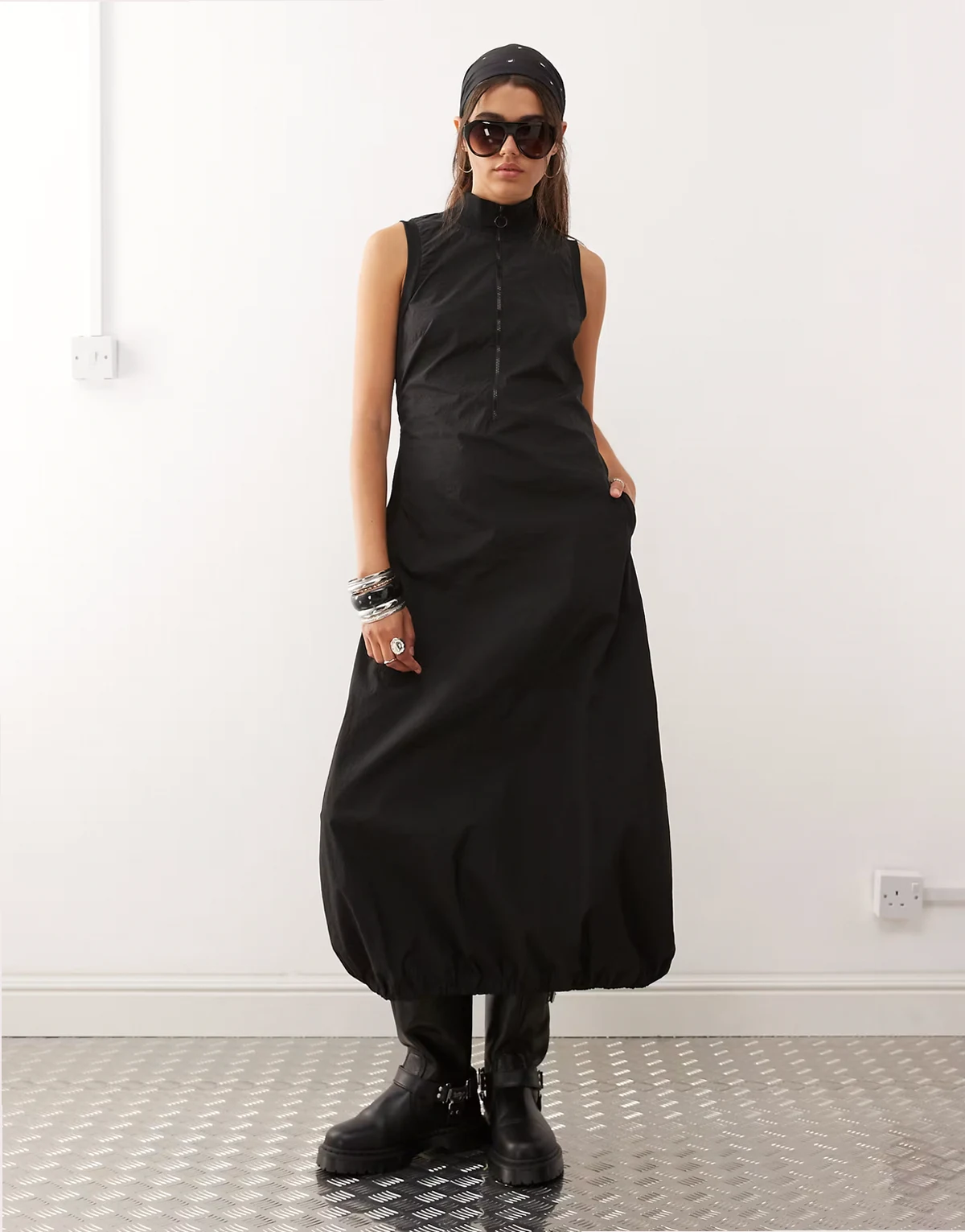 – Midikleid mit Stehkragen im Tech-Stil in Schwarz