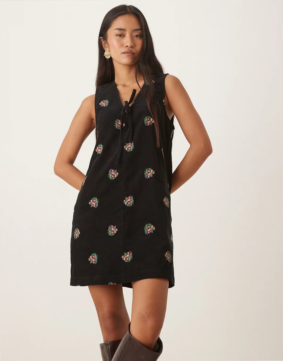 Nobody’s Child – Nila – Latz-Minikleid aus Cord mit Bindedetail und Stickerei in Schwarz