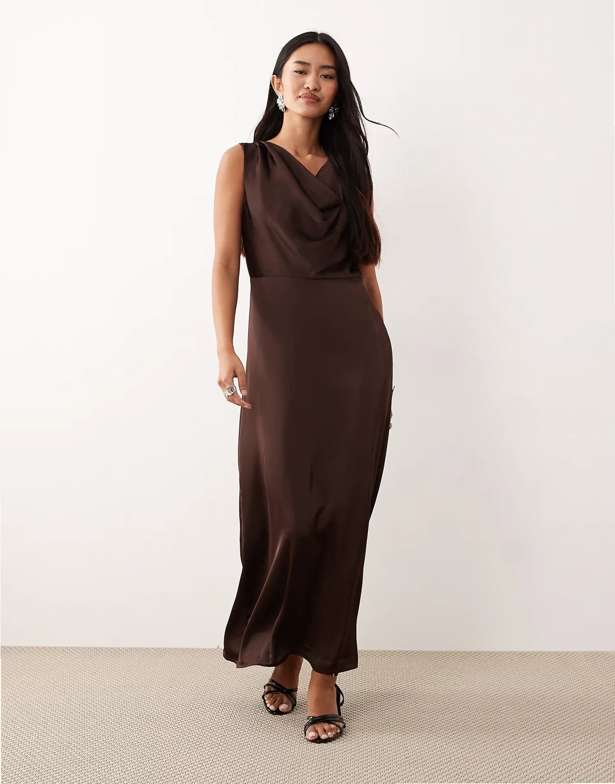 – Midikleid aus Satin in Schokoladenbraun mit Wasserfallausschnitt
