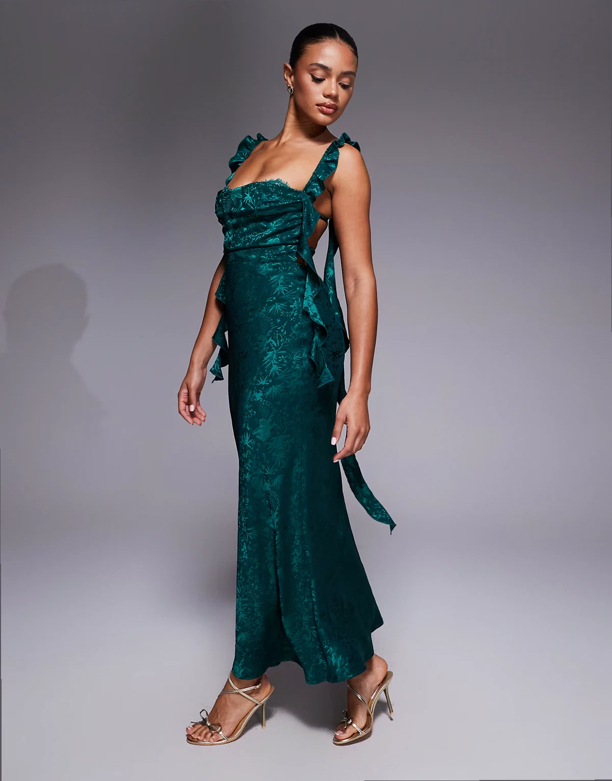 London – Maxikleid aus Satin in Smaragdgrün mit Jacquardmuster, Spitzenverzierung an der Brust und Rüschendetails