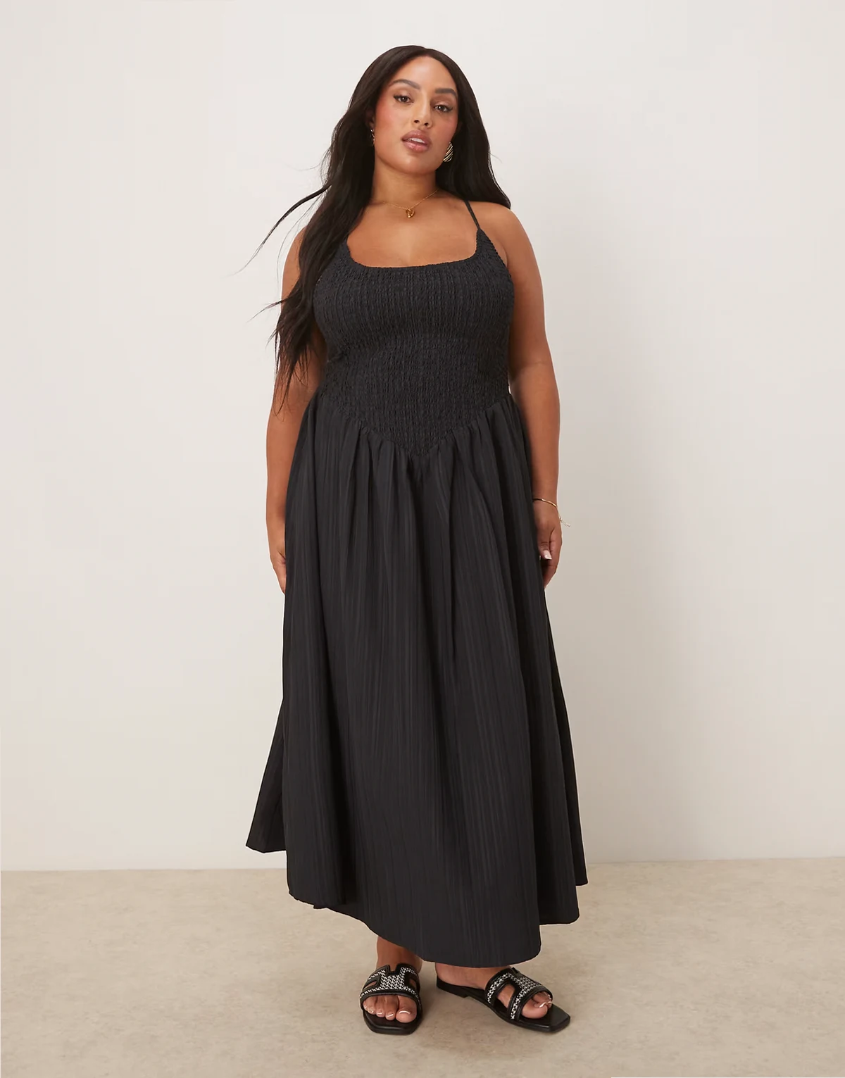 ASOS DESIGN Curve – Czarna marszczona sukienka maxi z dekoltem w kształcie litery U i skrzyżowanymi ramiączkami na plecach