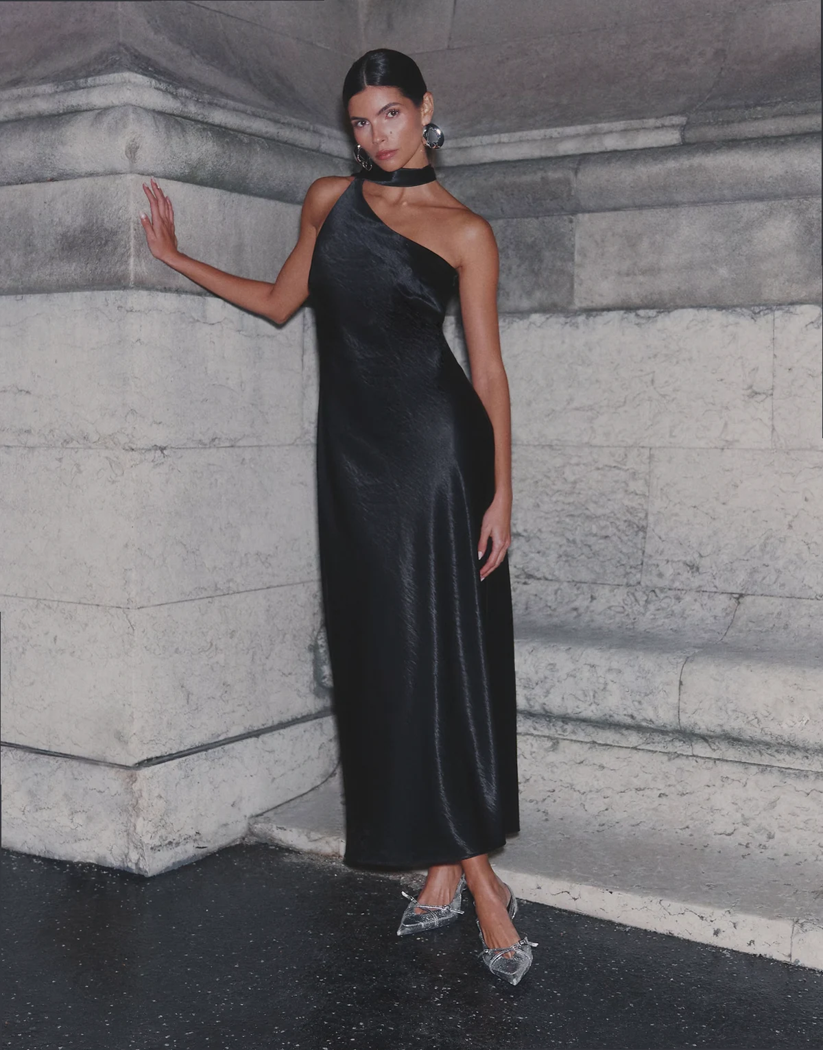 – Drapiertes Satin-Maxikleid in Schwarz mit One-Shoulder-Träger und Schaldetail