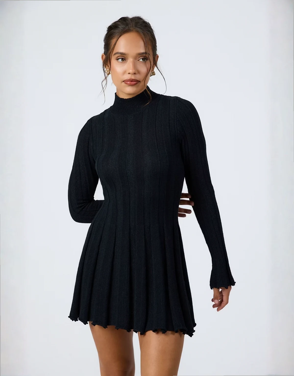 – Hochgeschlossenes Mini-Strickkleid in Schwarz mit breiter Rippenstruktur und Faltensaum