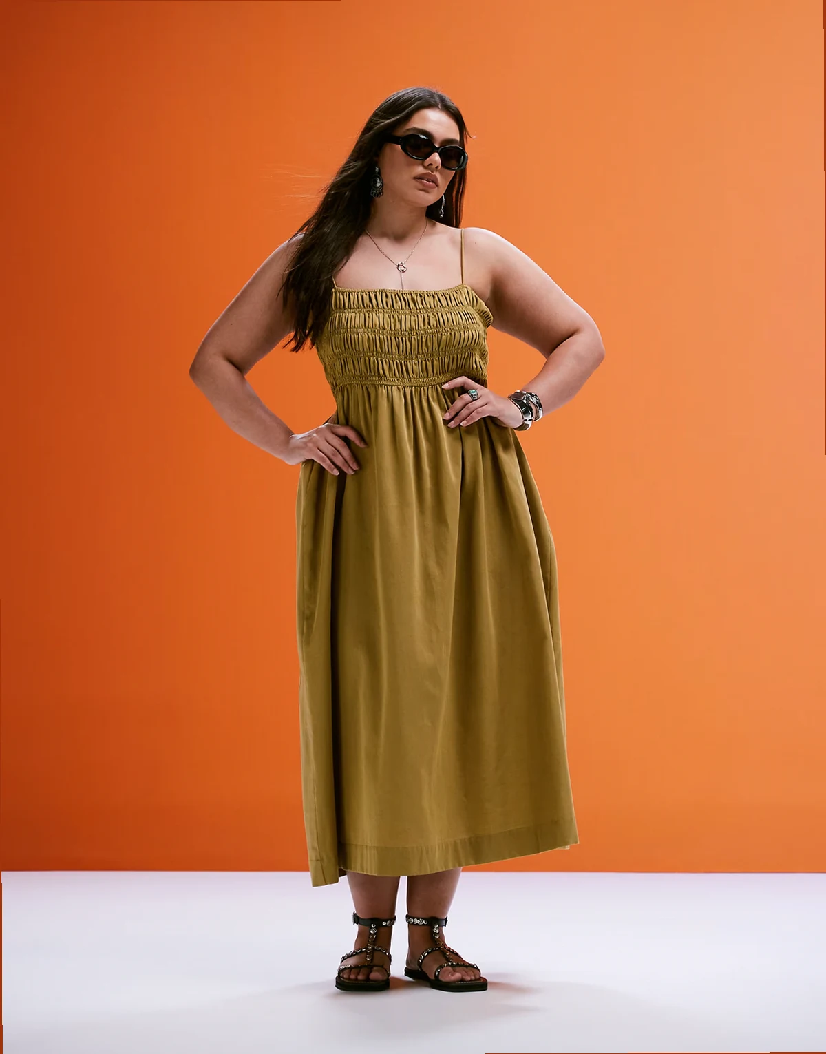 ASOS DESIGN Curve – Brązowozielona sukienka maxi z marszczoną górą z bawełnianej satyny