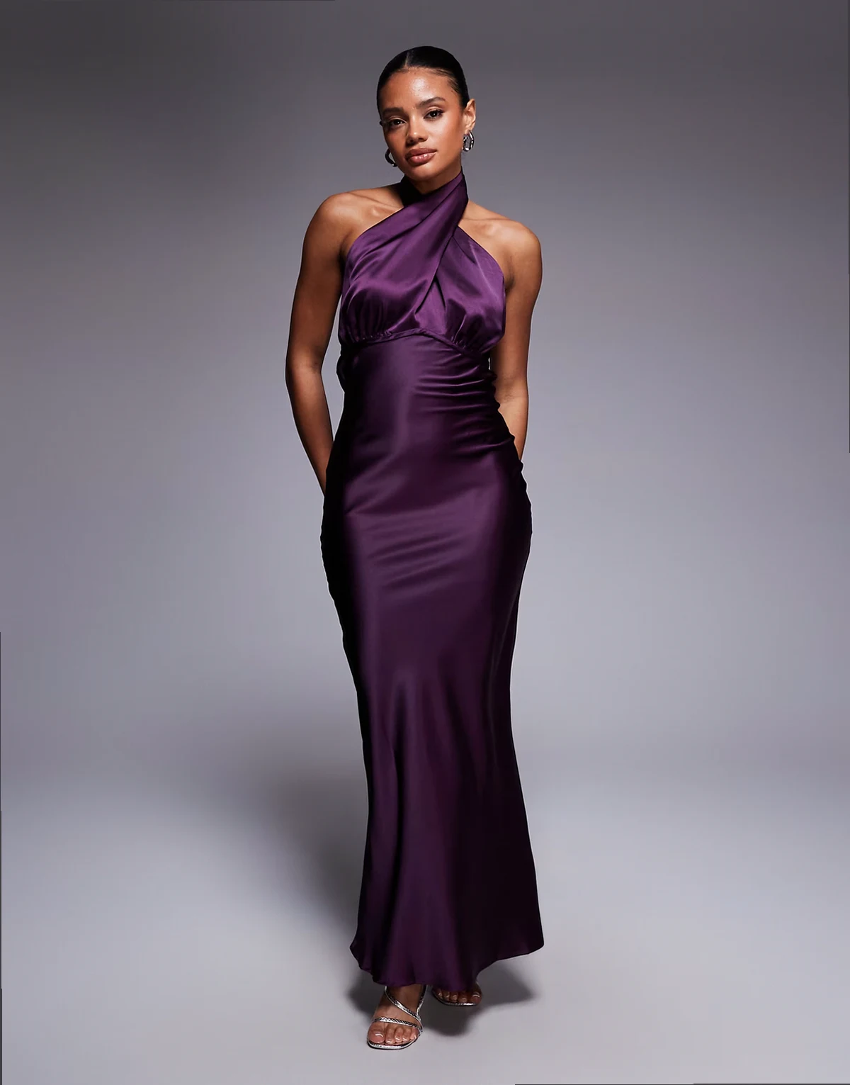 – Rosaminta – Hochglänzendes Neckholder-Maxikleid aus Satin in Pflaume mit überkreuzter Front und Rückenausschnitt mit Bindedetail