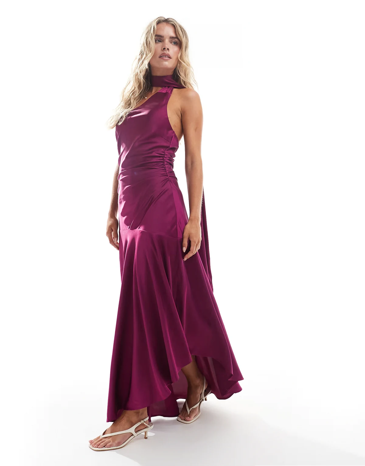 – Bridesmaids – Asymmetrisch geschnittenes Maxikleid aus Satin in Pflaume mit Schaldetail am Ausschnitt