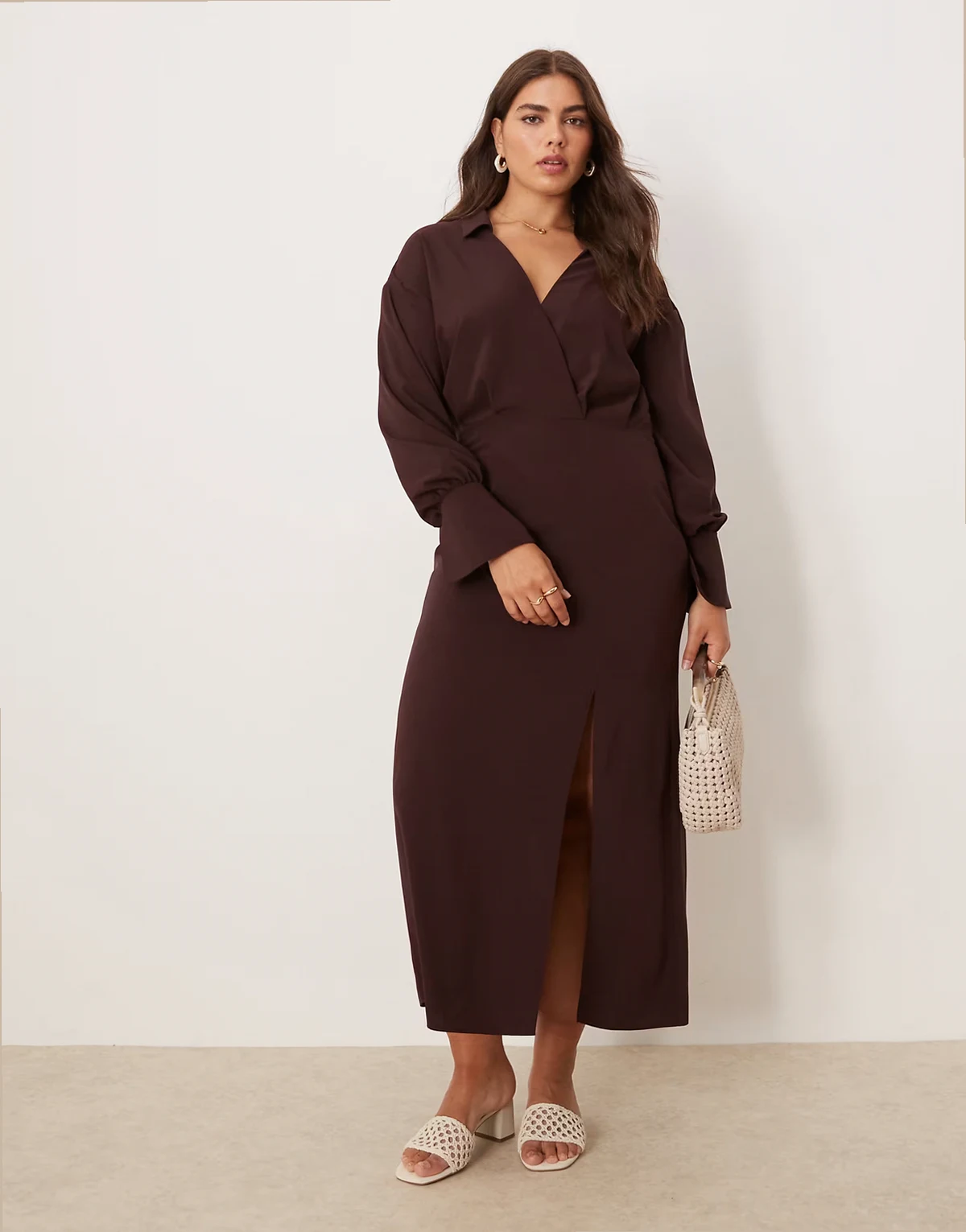 ASOS DESIGN Curve – Czekoladowa kopertowa sukienka koszulowa midi z ozdobnymi przeszyciami