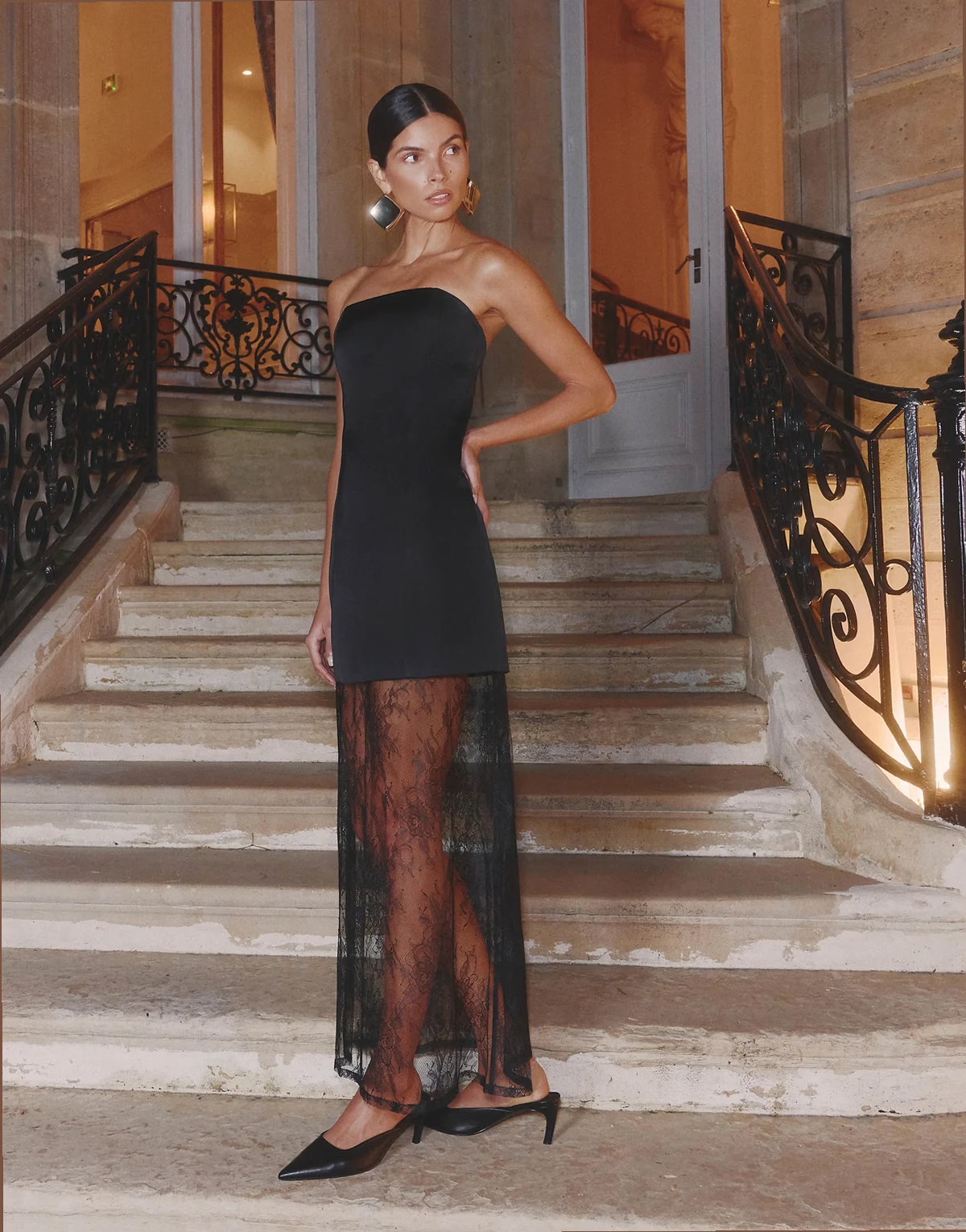 – Trägerloses Satin-Maxikleid in strukturiertem Schwarz mit Rückenausschnitt und transparentem Spitzensaum