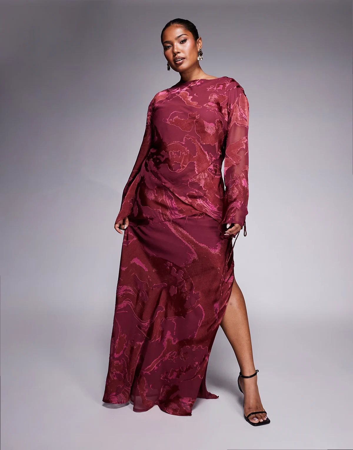 ASOS DESIGN Curve – Bordowa sukienka maxi z prostym dekoltem, ozdobnymi szwami i wzorem devore