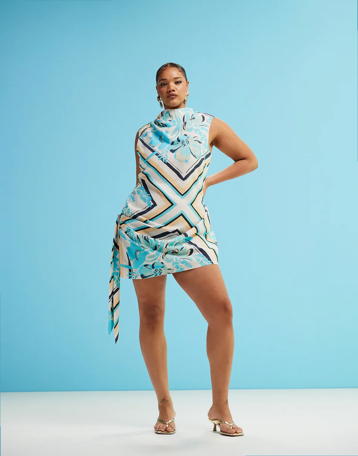 ASOS DESIGN Curve – Sukienka mini z drapowaniem, golfem i apaszkowym wzorem