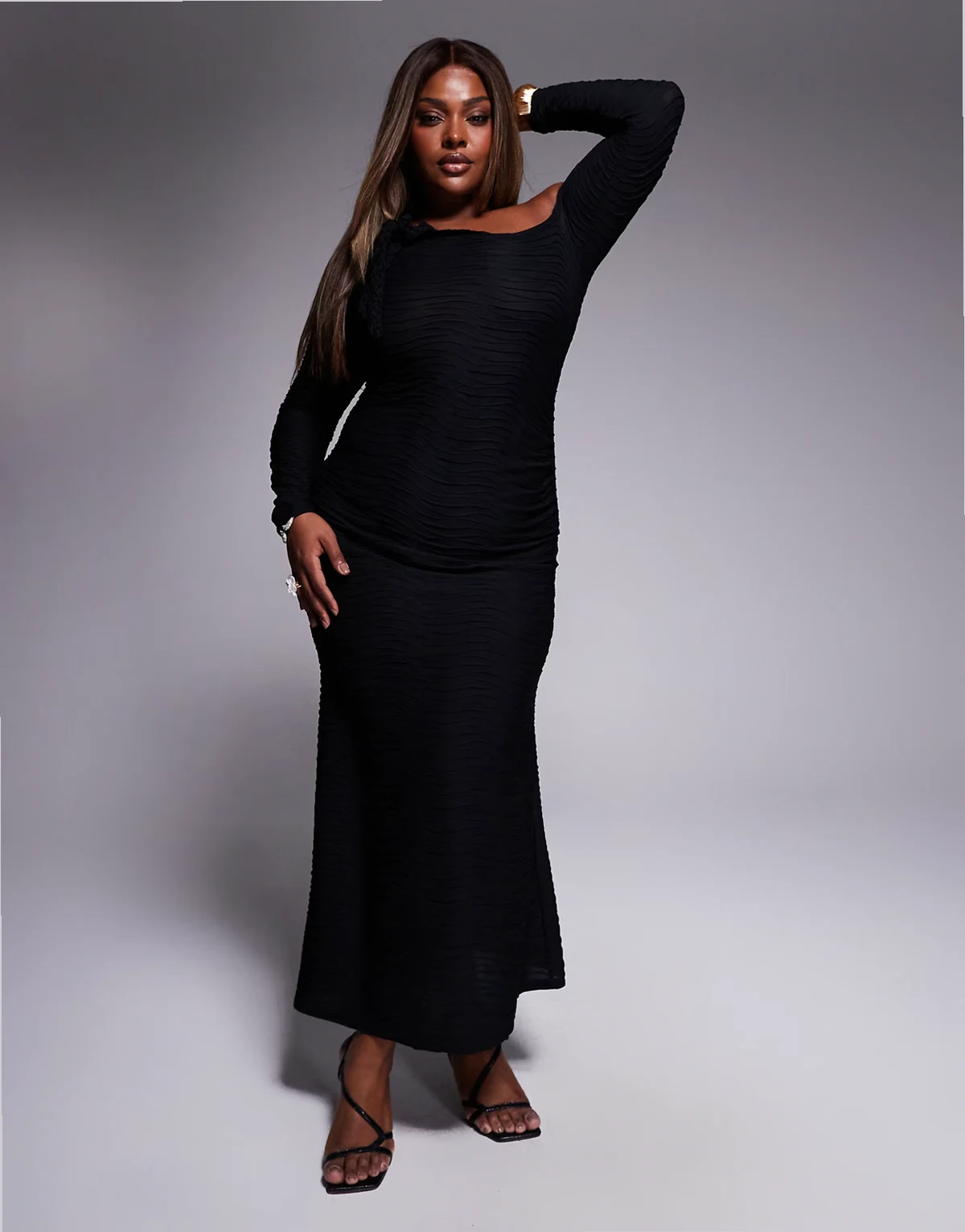 ASOS DESIGN Curve – Czarna fakturowana sukienka maxi z długimi rękawami, wycięciem i wiązaniem