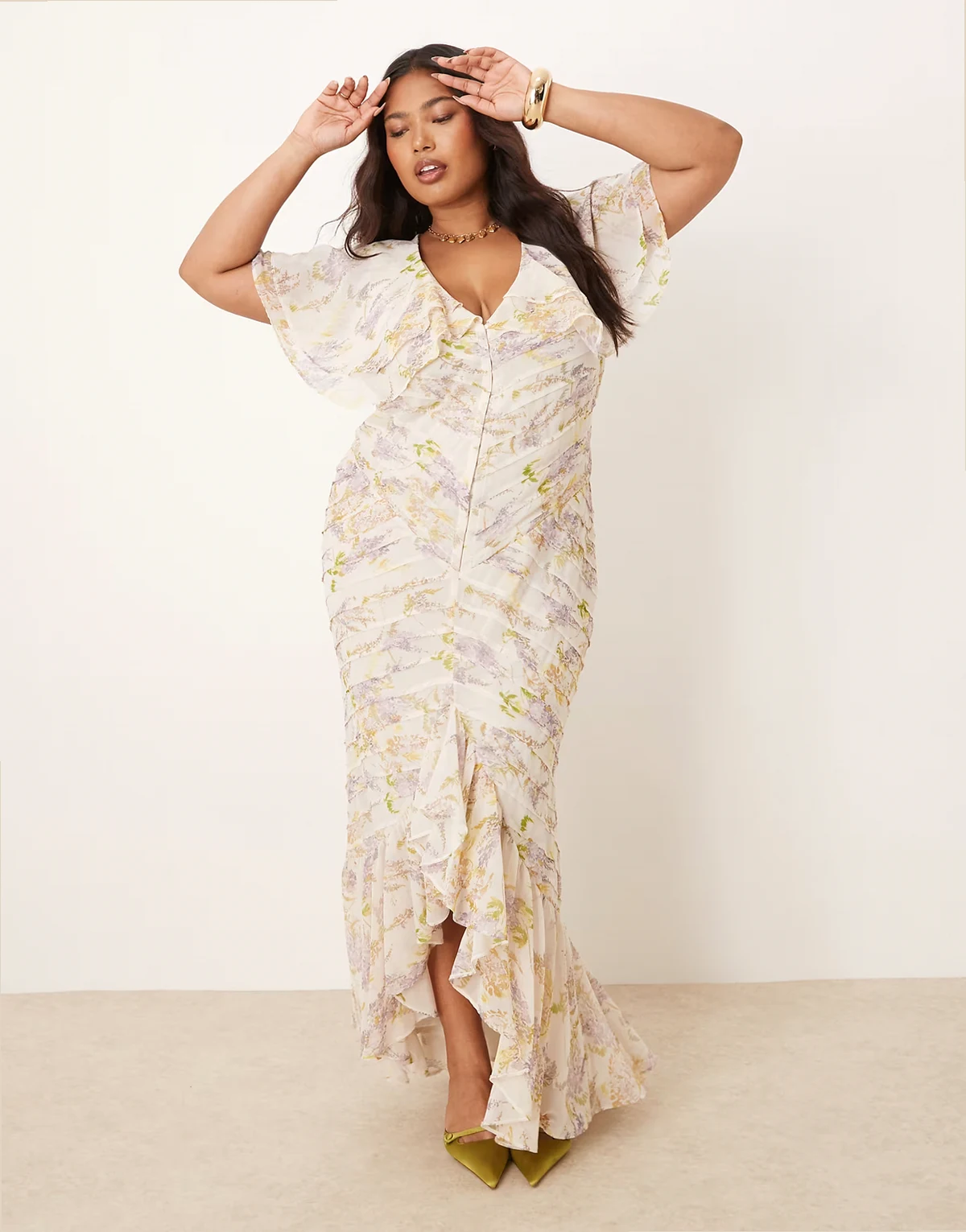 ASOS DESIGN Curve – Sukienka maxi z zaszewkami i krótkimi zwiewnymi rękawami w kwiatowy wzór