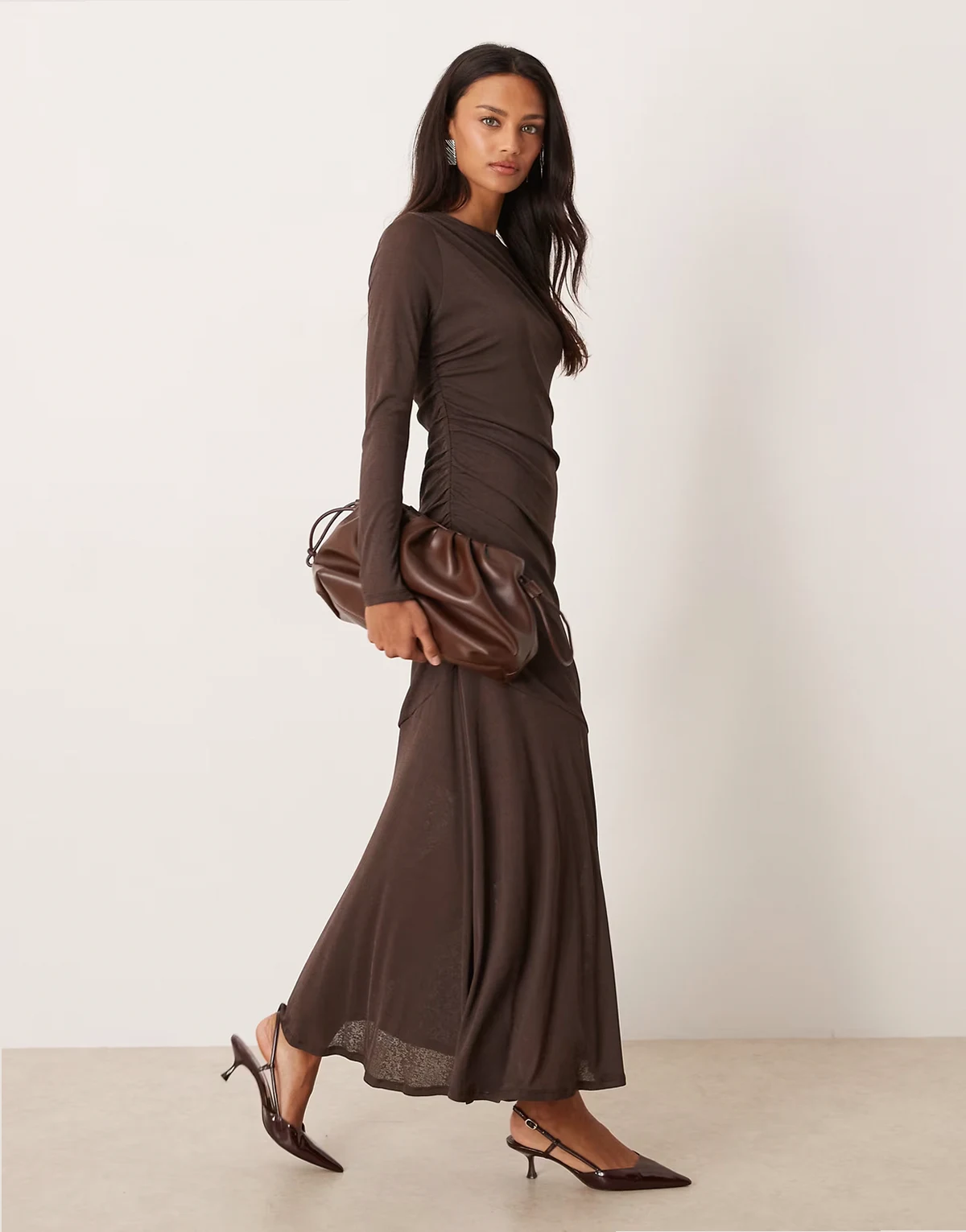 Nobody’s Child – Tallulah – Gerafftes, langärmliges Jersey-Midikleid in Braun