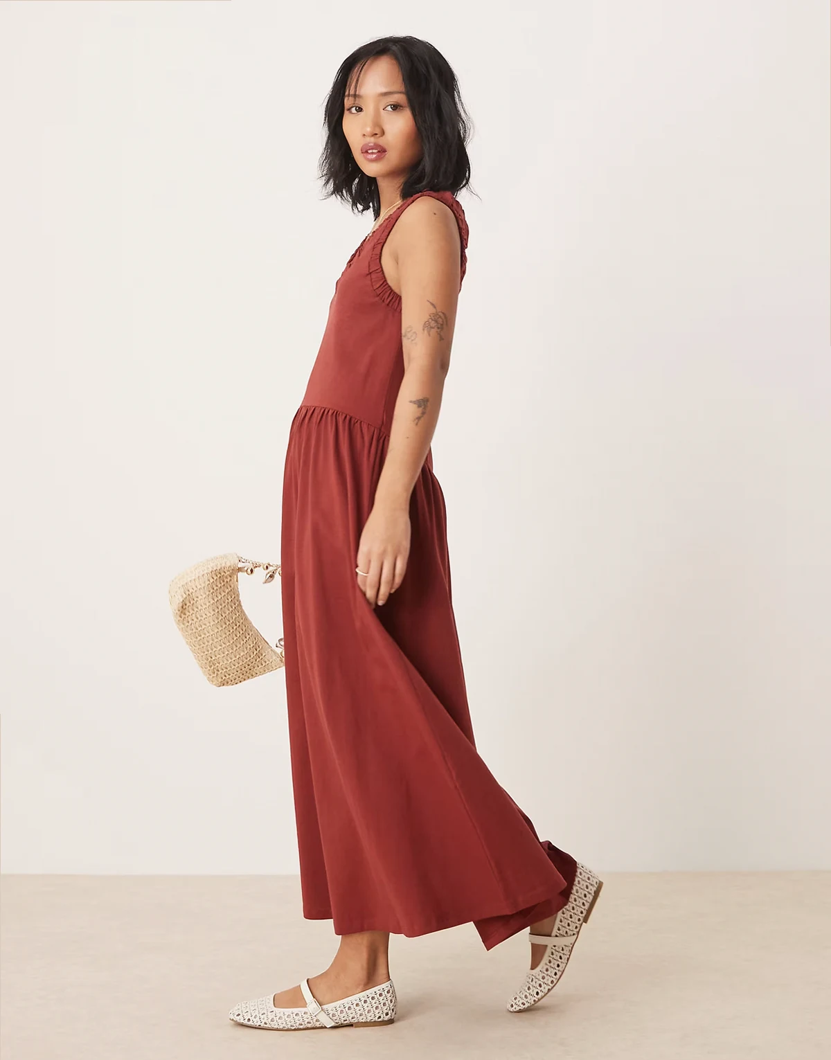 ASOS DESIGN Petite – Gerafftes Midikleid in Rost mit U-Ausschnitt und gesmokten Details