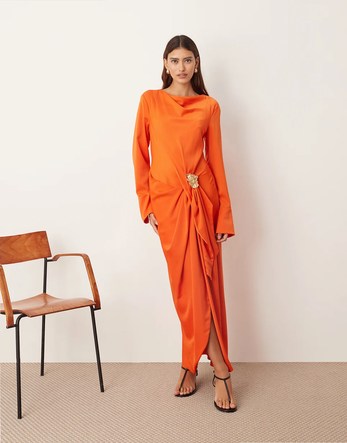 ASOS DESIGN – Pomarańczowa drapowana sukienka maxi z długimi rękawami i metalowym wykończeniem z efektem stopienia