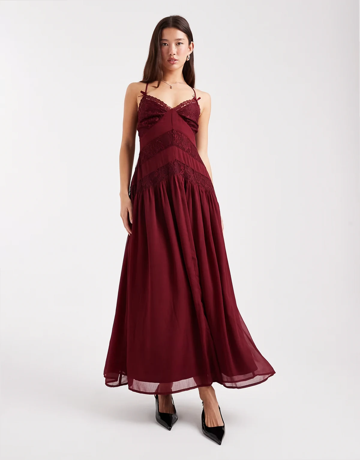 – Maxi-Trägerkleid aus Chiffon und Spitze in Blutrot