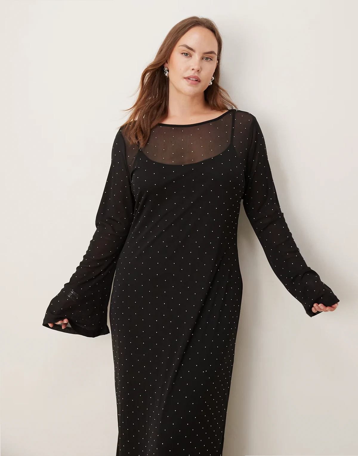 Never Fully Dressed Curve – Midaxikleid aus Netzstoff in Schwarz mit Strassverzierung und Glockenärmeln