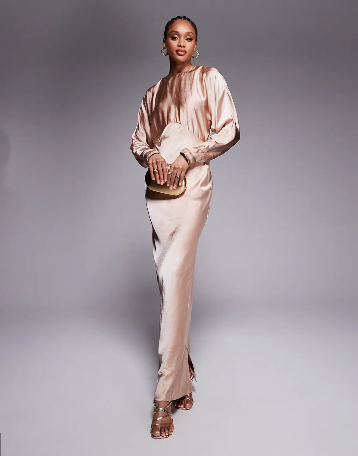 ASOS DESIGN Tall – Maxikleid aus Satin in Creme mit Fledermausärmeln