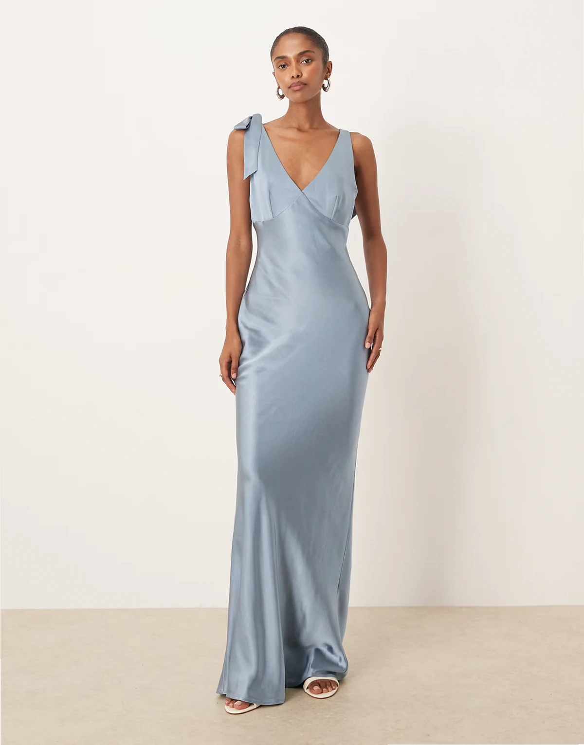 Bridesmaid – Piper – Szaroniebieska satynowa sukienka maxi z dekoltem w szpic i kokardką na ramionach