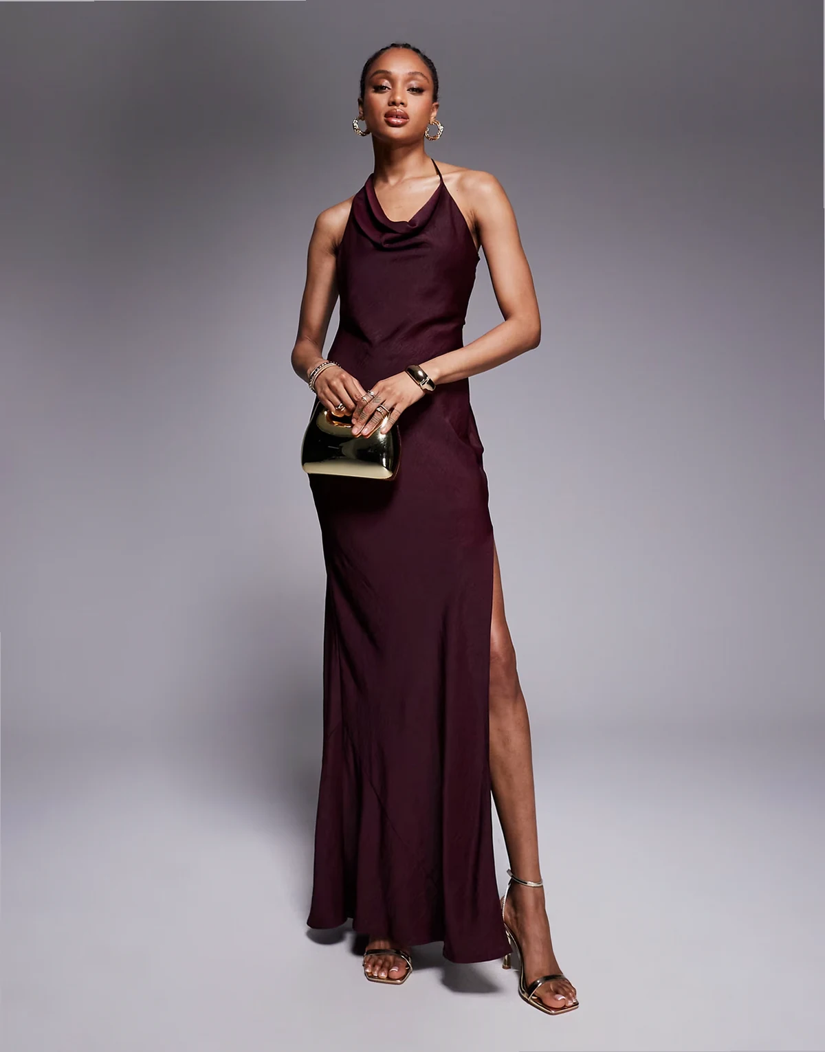 ASOS DESIGN Tall – Midaxi-Kleid aus Satin in dunklem Kirschrot mit asymmetrischen Trägern und Schlitz