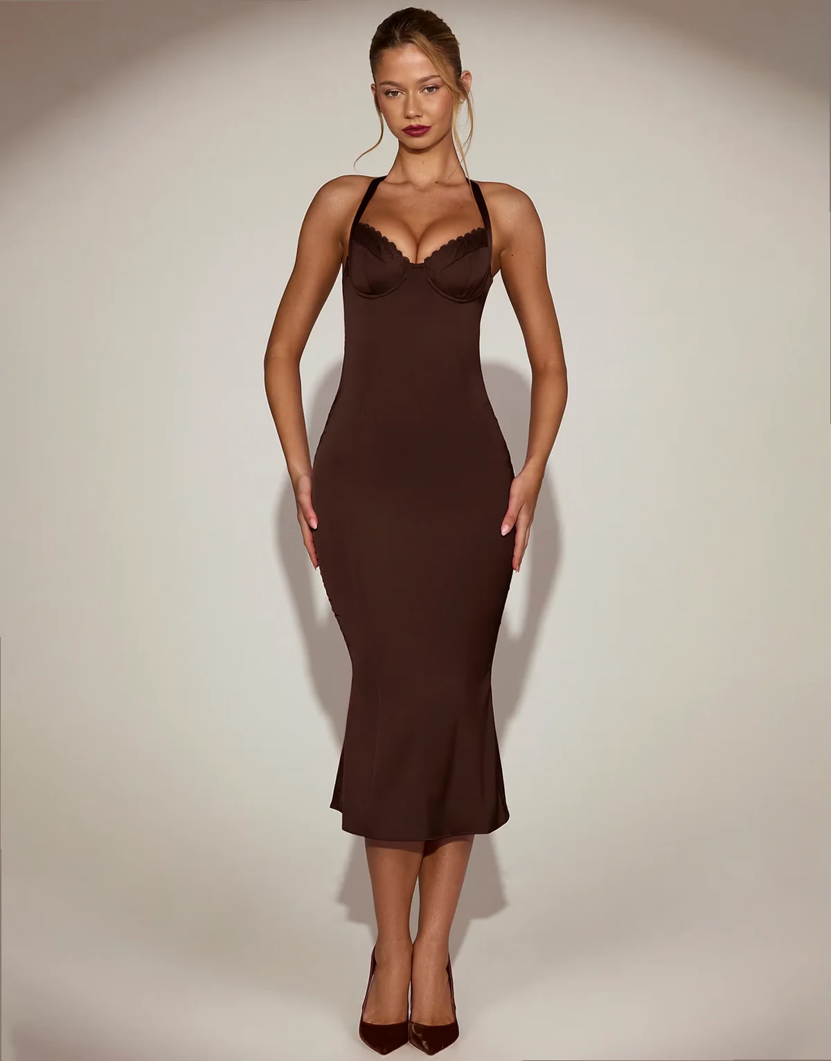 – Elyra – Czekoladowobrązowa satynowa sukienka midaxi o kroju syrenki z dekoltem halter i koronkowym wykończeniem