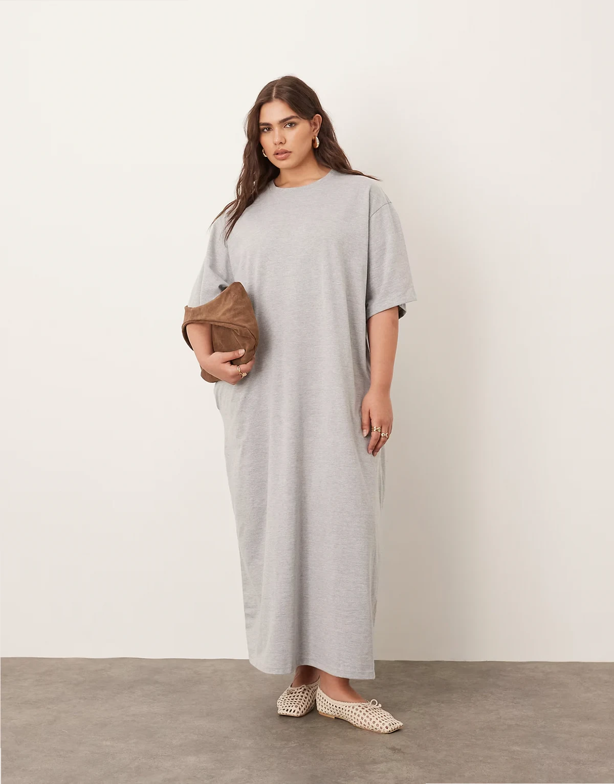 Curve Premium – Szara gruba sukienka t-shirtowa midi