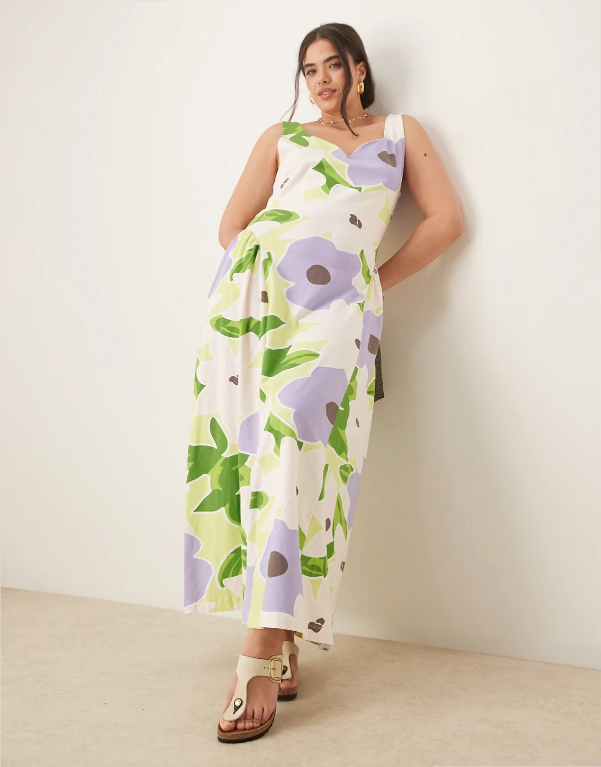ASOS DESIGN Curve – Sukienka midi z dekoltem w kształcie serca i godetami w kwiatowy wzór
